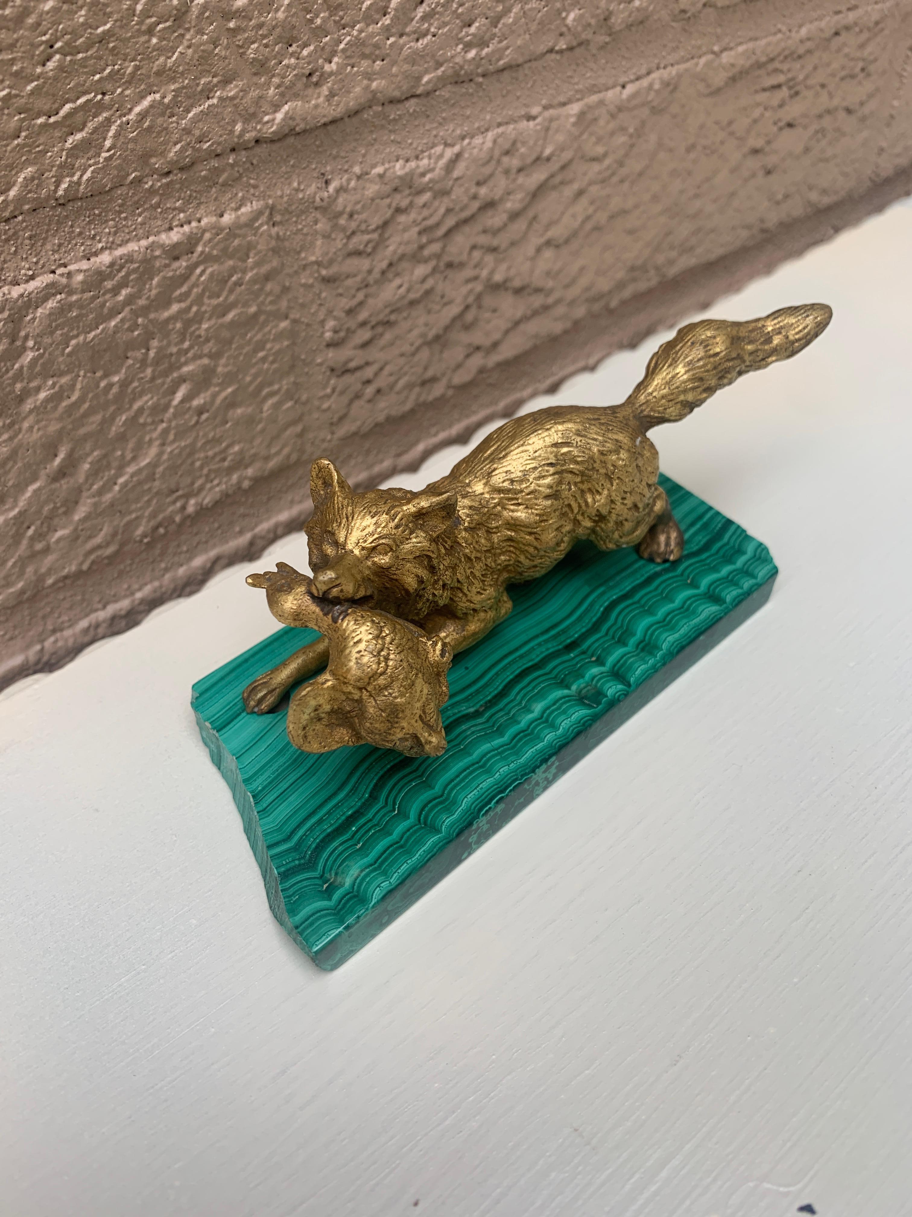 Escultura antigua de zorro cazador de bronce dorado sobre base de malaquita, principios del siglo XX Alemán en venta