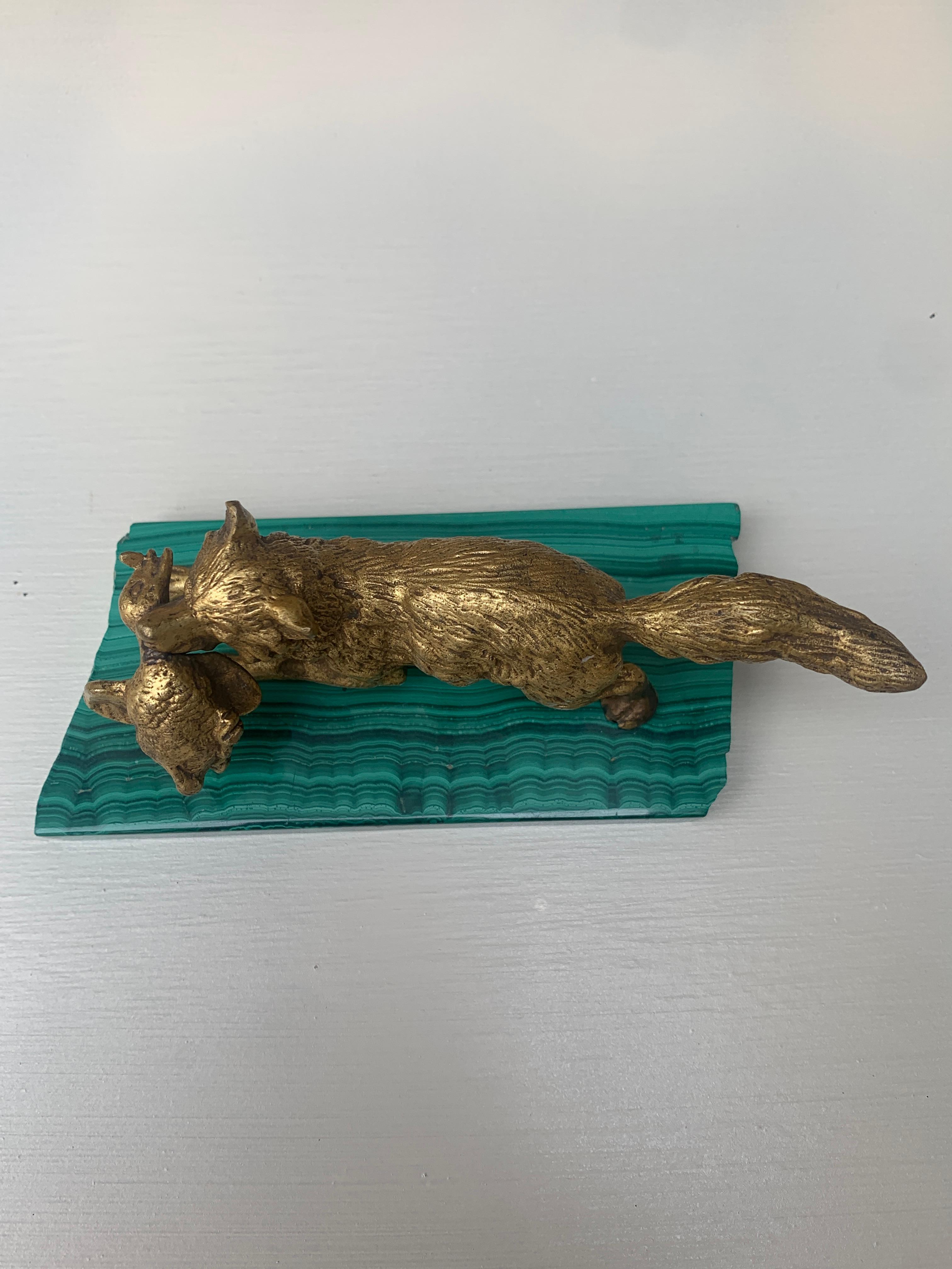 Escultura antigua de zorro cazador de bronce dorado sobre base de malaquita, principios del siglo XX en Bueno estado para la venta en Elkhart, IN