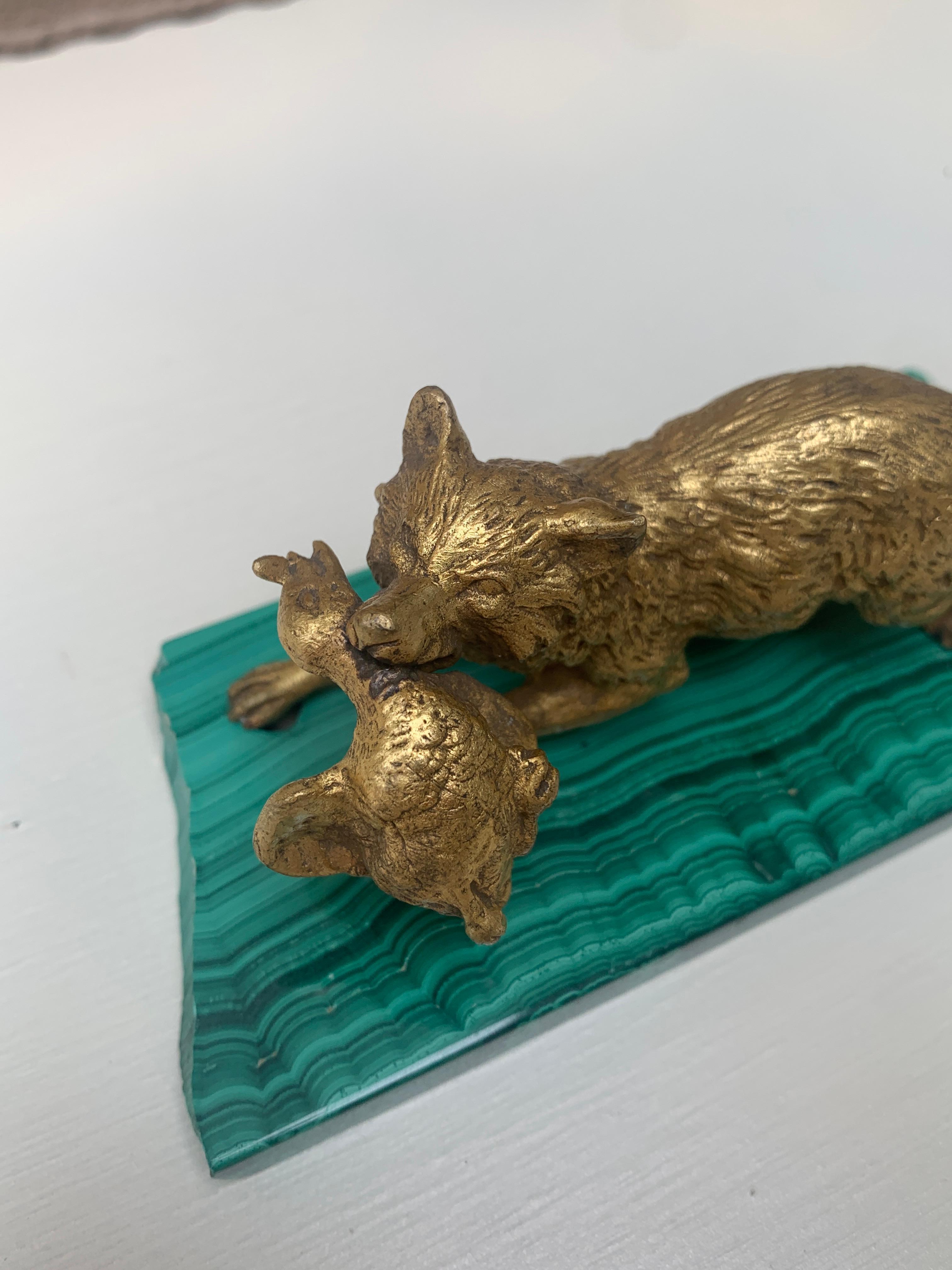 Escultura antigua de zorro cazador de bronce dorado sobre base de malaquita, principios del siglo XX Bronce en venta