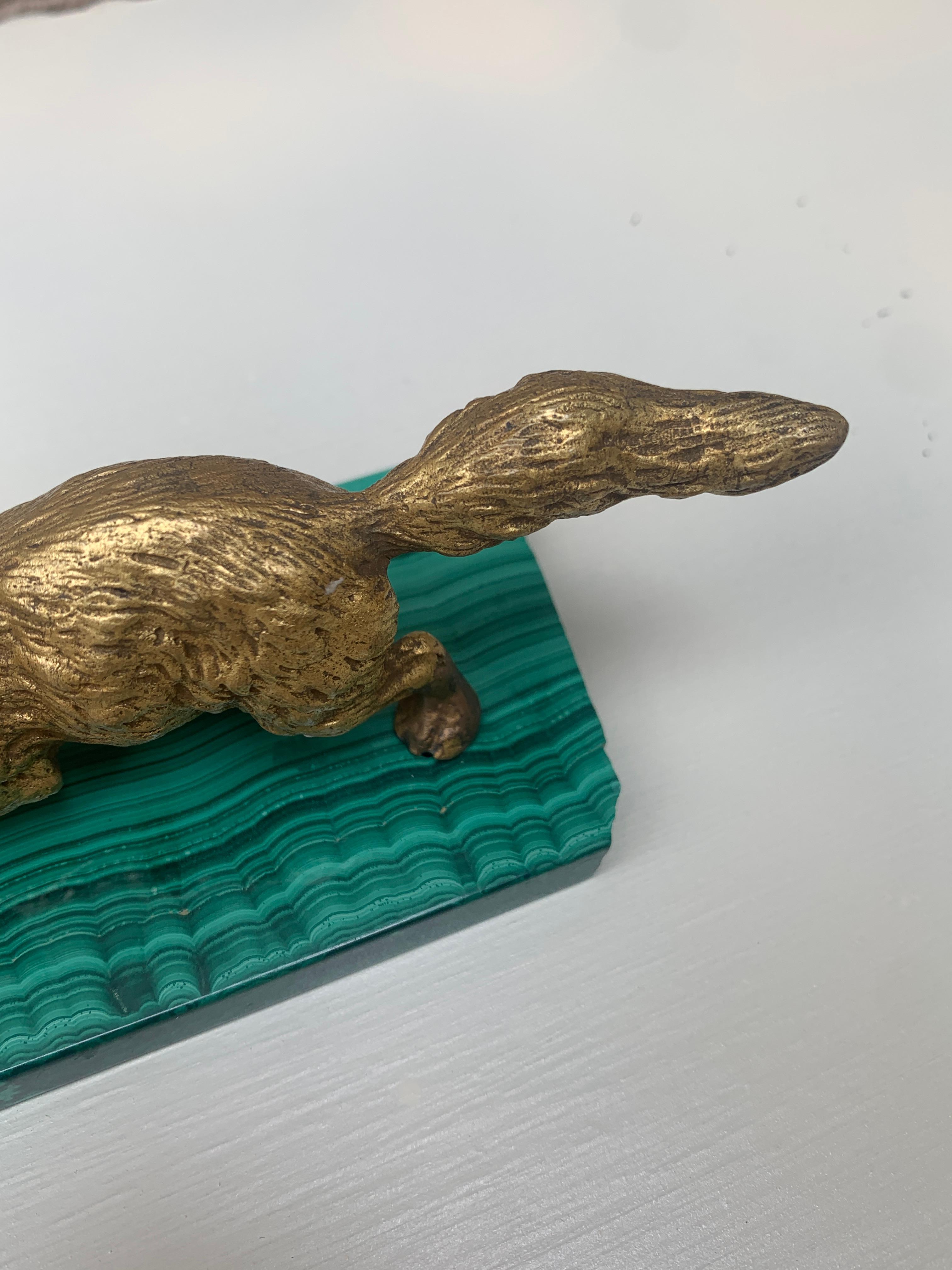 Escultura antigua de zorro cazador de bronce dorado sobre base de malaquita, principios del siglo XX en venta 1