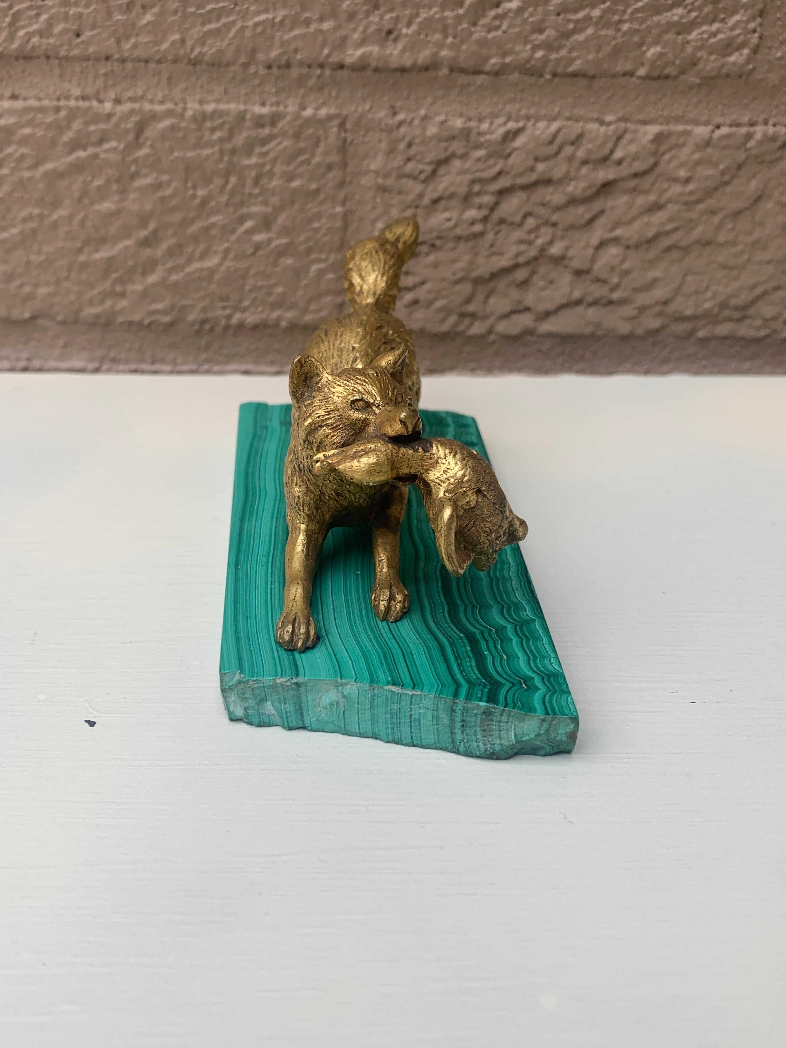 Escultura antigua de zorro cazador de bronce dorado sobre base de malaquita, principios del siglo XX en venta 2