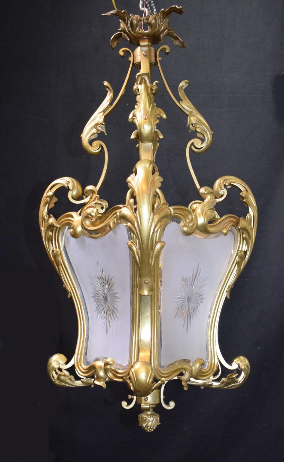 Laterne aus antiker vergoldeter Bronze mit doppelt geschwungenen, abgeschrägten und handgeschliffenen Kristalltafeln.
Louis XV-Stil. Frankreich, um 1910.
CW4471