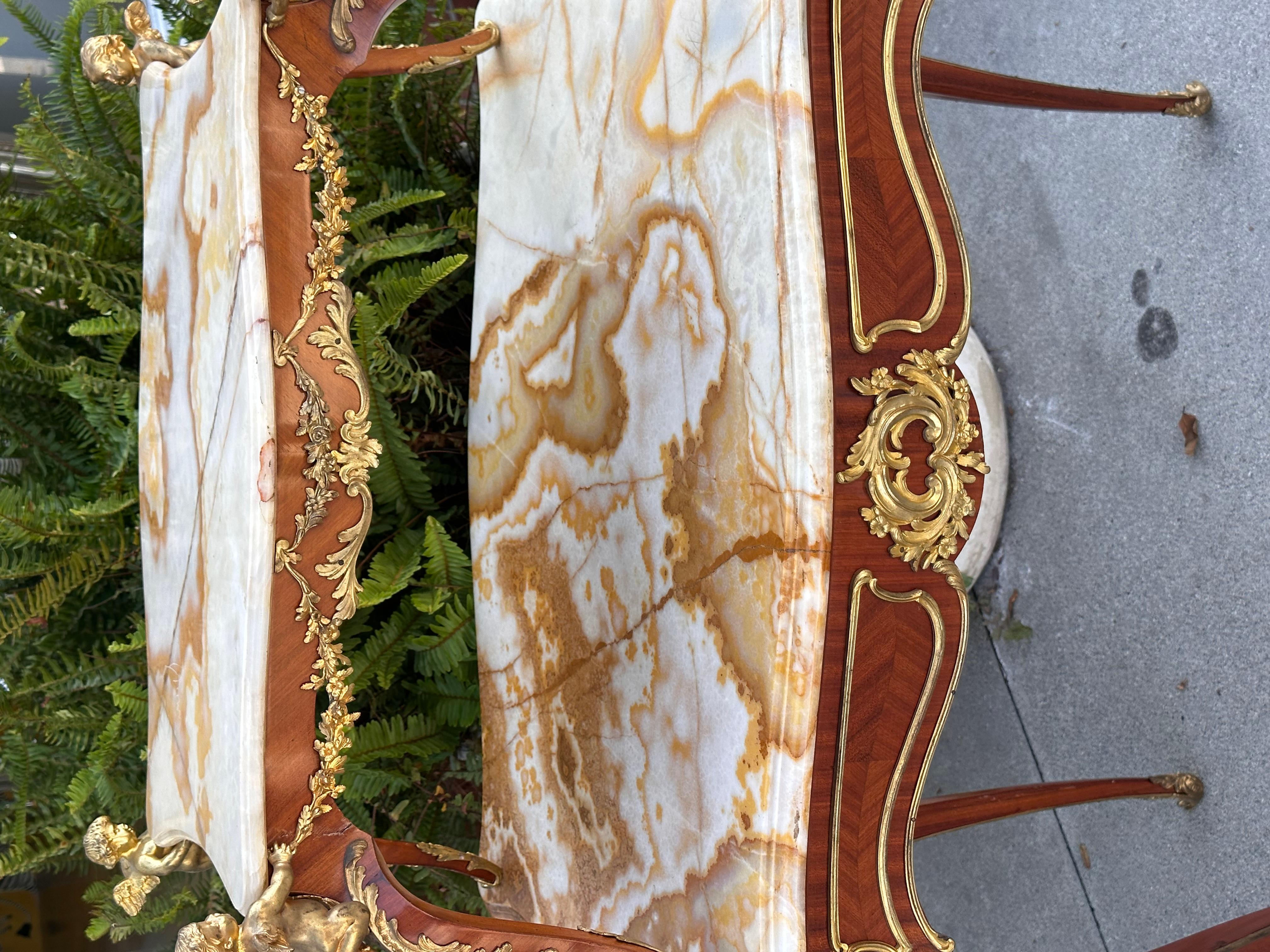 Antiker zweistufiger Teetisch aus vergoldeter Bronze im Louis-XVI.-Stil (Französisch) im Angebot