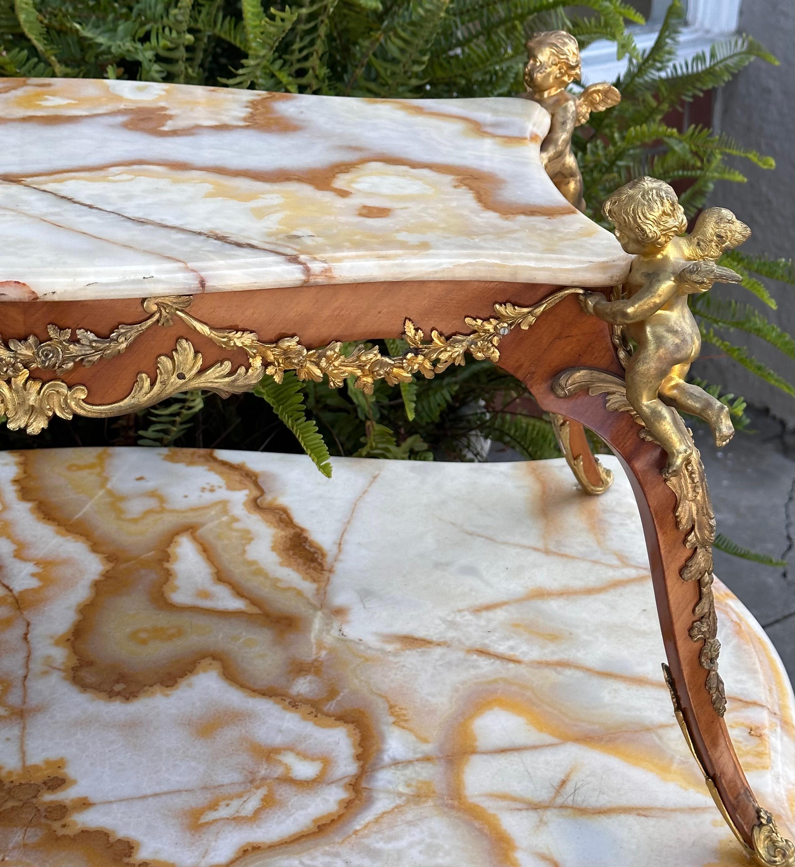 Antiker zweistufiger Teetisch aus vergoldeter Bronze im Louis-XVI.-Stil im Zustand „Gut“ im Angebot in LOS ANGELES, CA