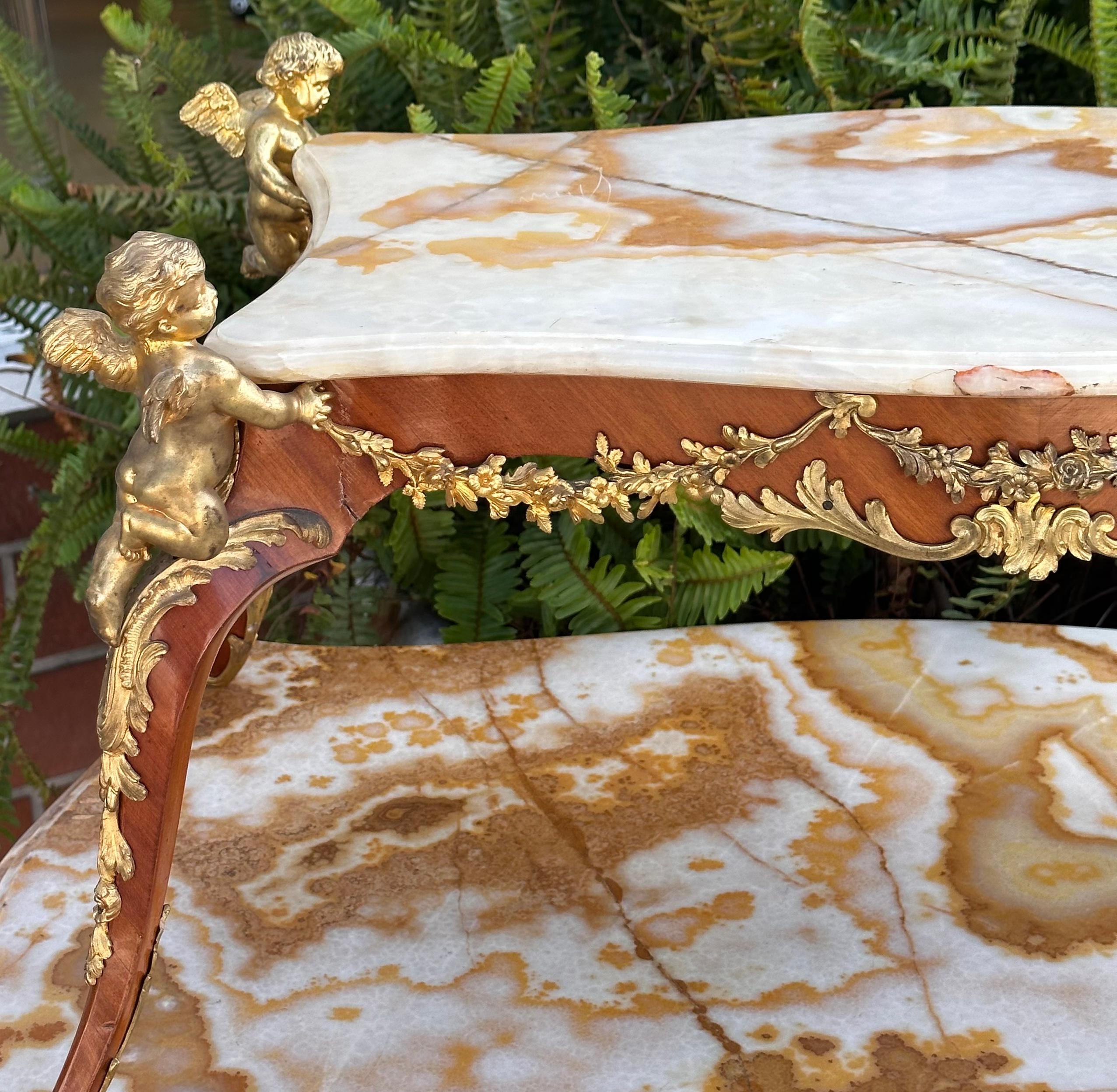 Antiker zweistufiger Teetisch aus vergoldeter Bronze im Louis-XVI.-Stil im Angebot 1