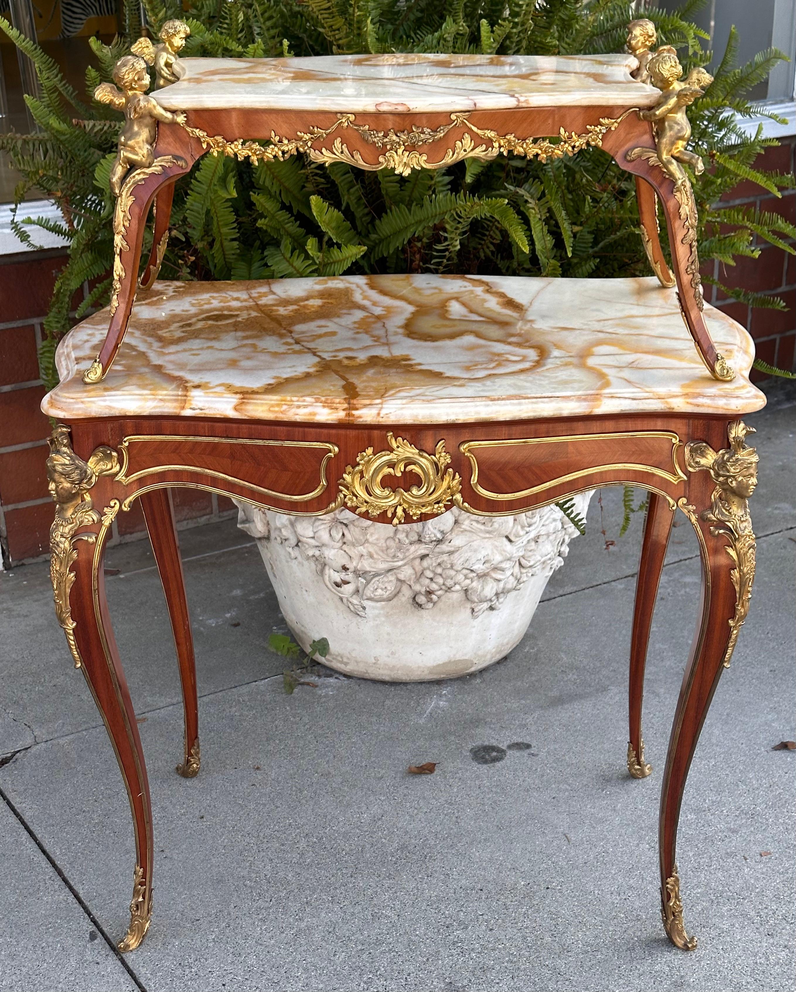Antiker zweistufiger Teetisch aus vergoldeter Bronze im Louis-XVI.-Stil im Angebot 2