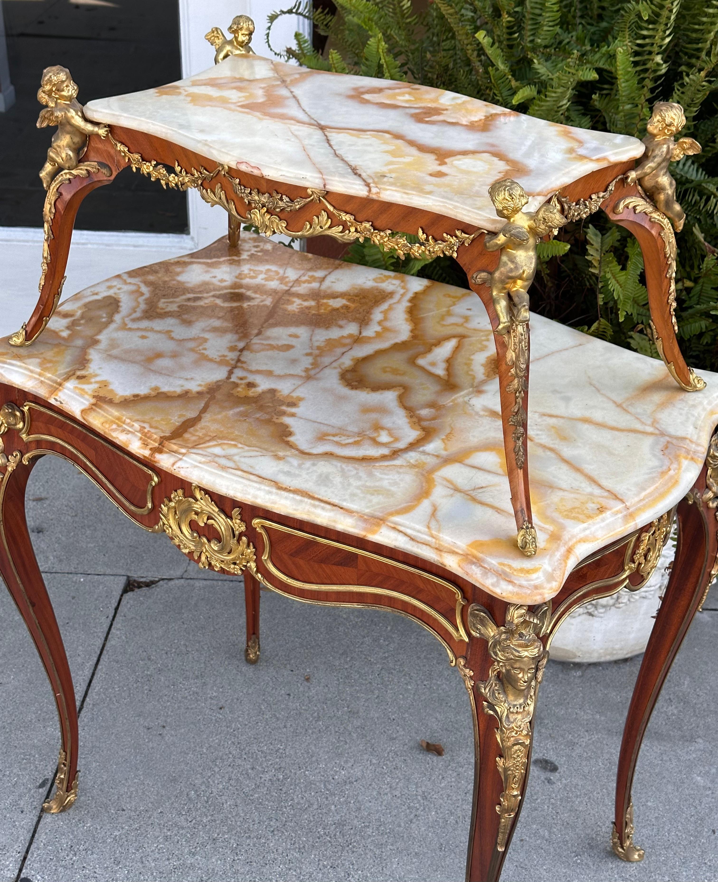 Antiker zweistufiger Teetisch aus vergoldeter Bronze im Louis-XVI.-Stil im Angebot 3