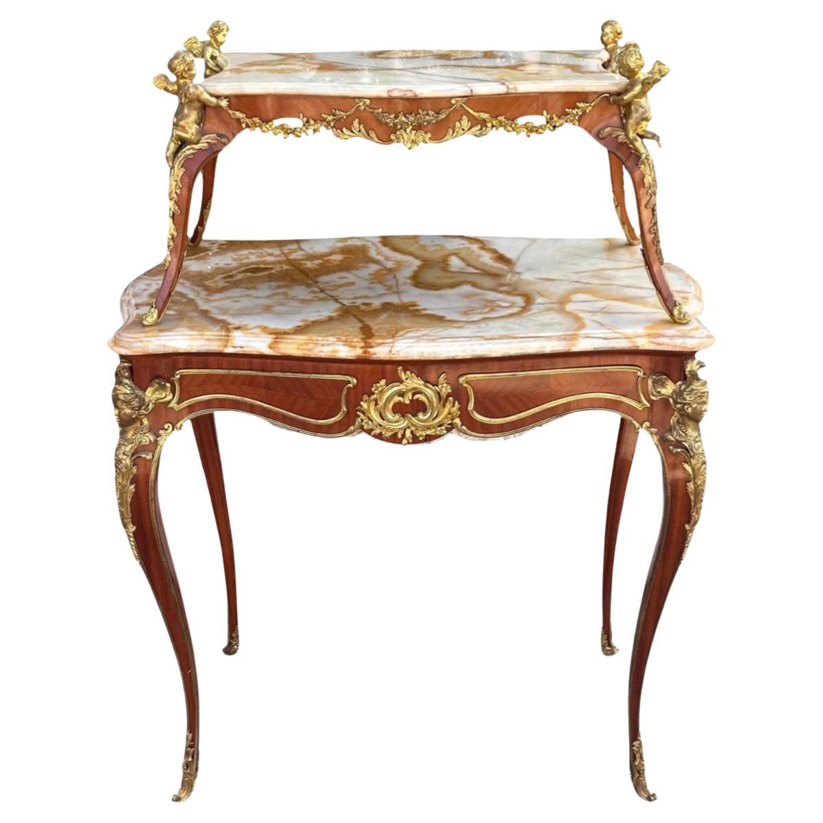 Antiker zweistufiger Teetisch aus vergoldeter Bronze im Louis-XVI.-Stil im Angebot