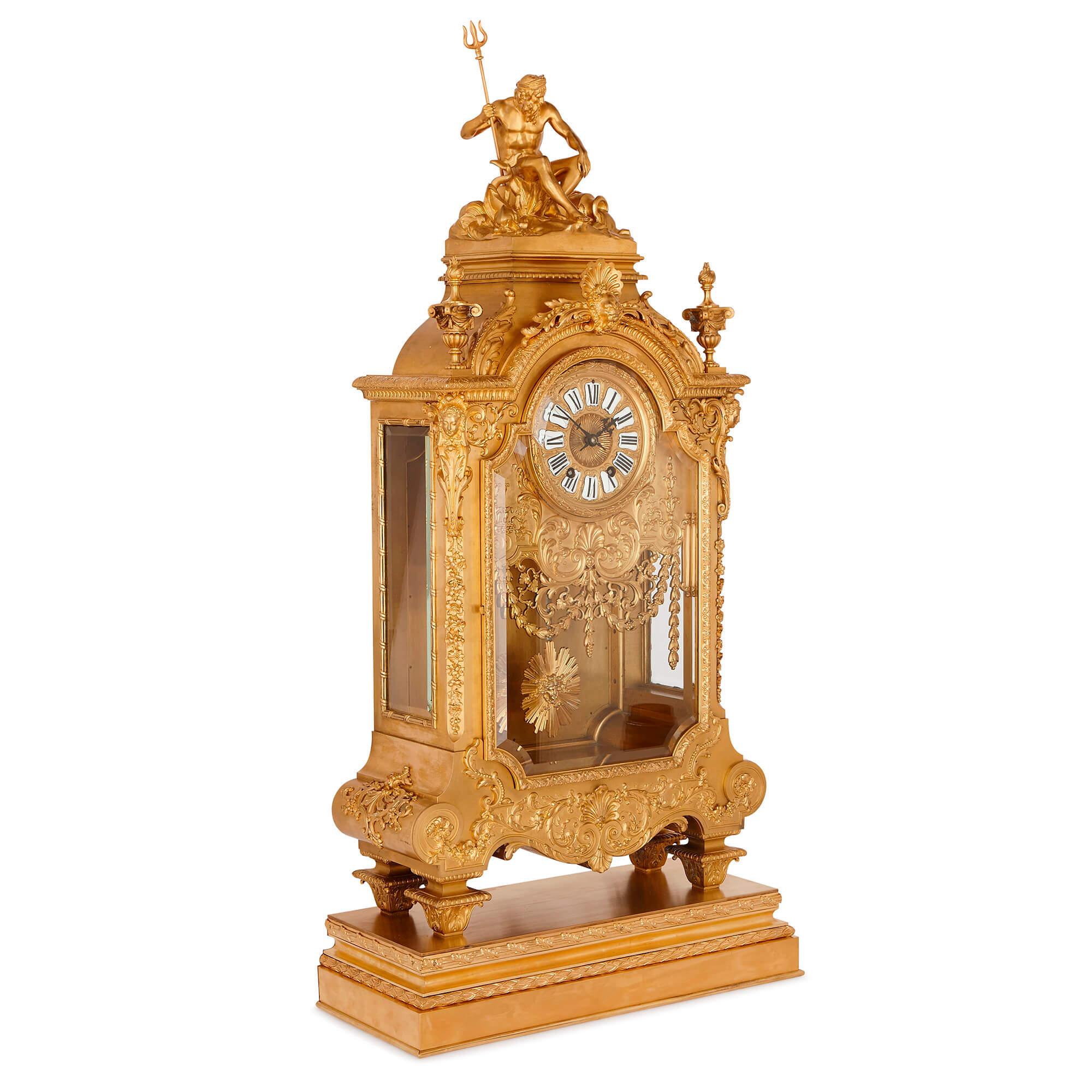 Cette horloge en bronze doré est une œuvre exemplaire du célèbre ferronnier d'art et fondeur français du XIXe siècle, Ferdiand Barbedienne. À partir d'un dessin réalisé par le célèbre ornemaniste Louis-Constant Sevin, Barbedienne a créé une