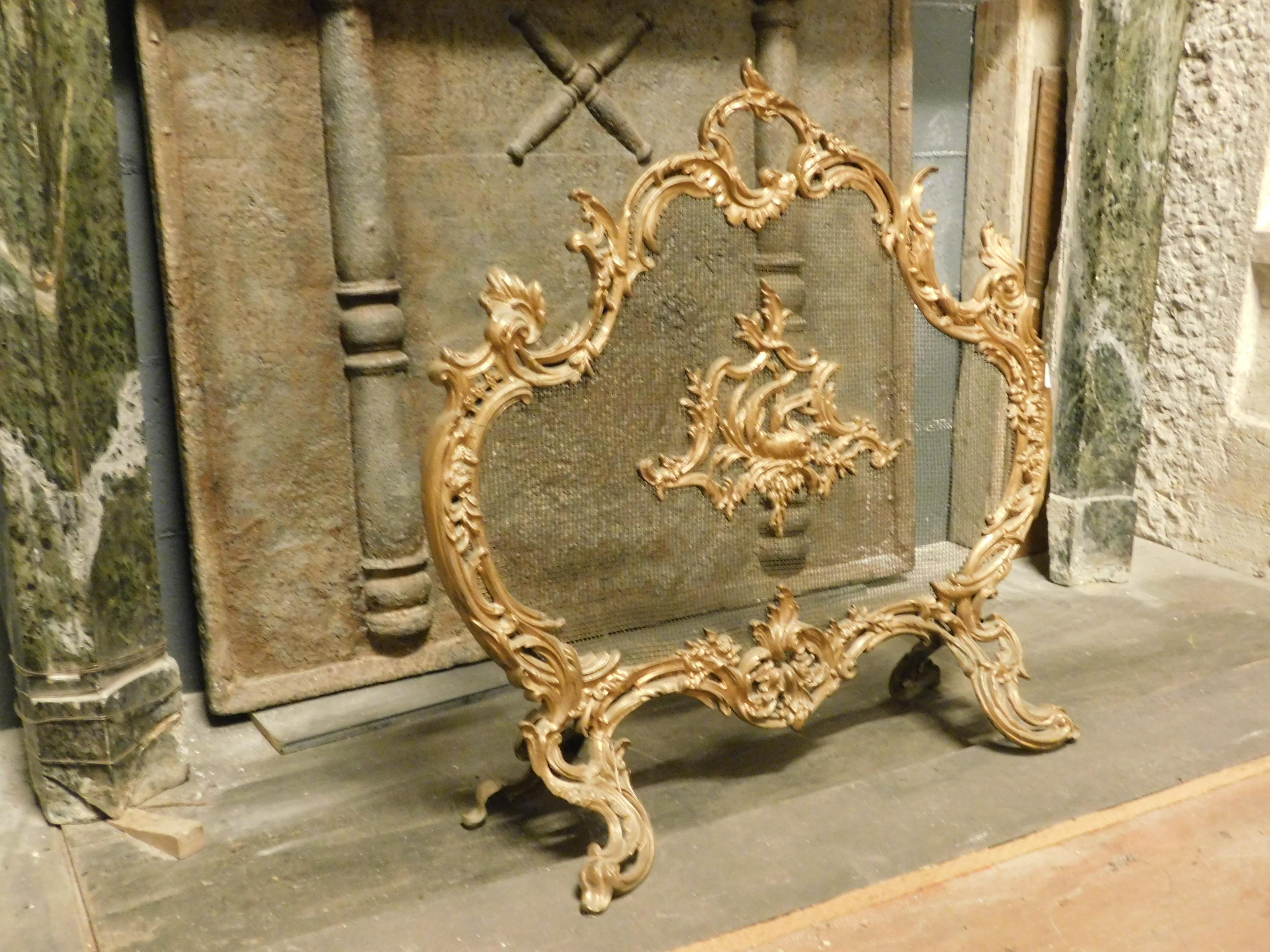 Antique screen in gilt bronze mesh, with bronzes applied in full Rocaille style, built in France in the mid-1800s, with carved central carp, ideal for giving richness and enhancing your fireplace. Measures: Height cm H 69 x W 70, D feet 25 cm.