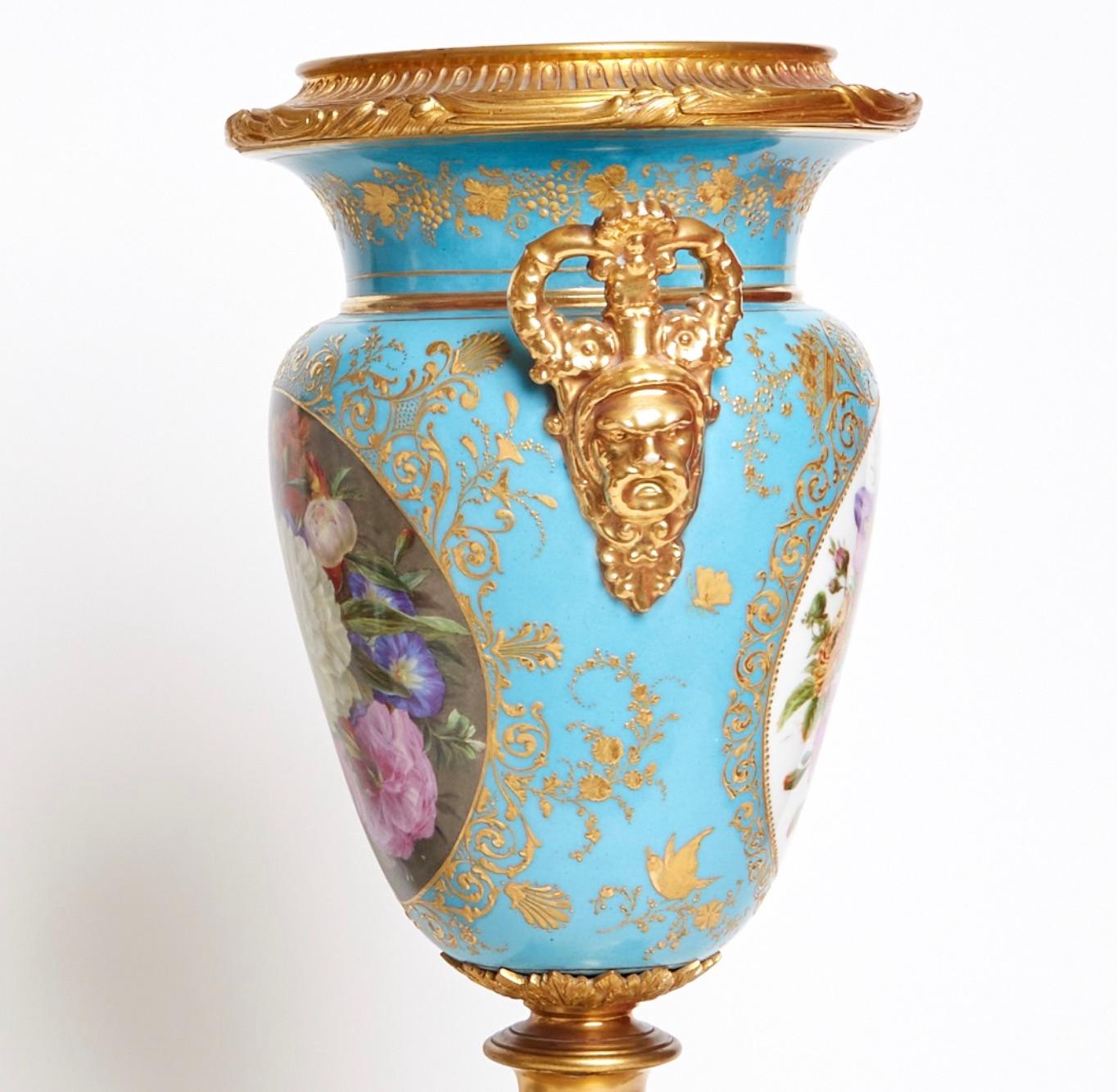 Ancienne urne à poignée Jacob Petit en bronze doré à fond bleu, vers 1834 en vente 2