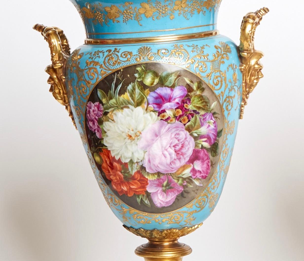 Ancienne urne à poignée Jacob Petit en bronze doré à fond bleu, vers 1834 en vente 3