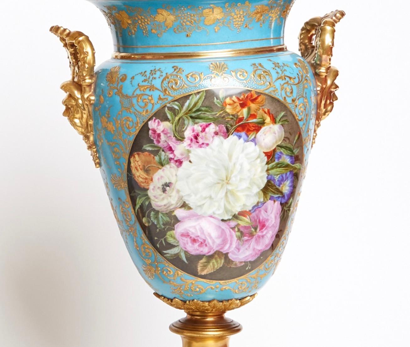 Ancienne urne à poignée Jacob Petit en bronze doré à fond bleu, vers 1834 en vente 4