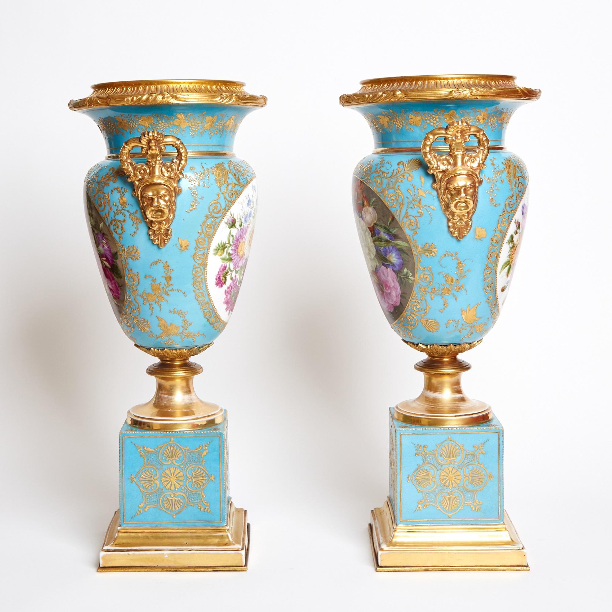 Découvrez l'élégance intemporelle de cette urne ancienne montée sur bronze doré, réalisée par le célèbre fabricant français Jacob Petit et datant du milieu du XIXe siècle. Chef-d'œuvre d'artisanat et de design, cette urne décorative est à la fois