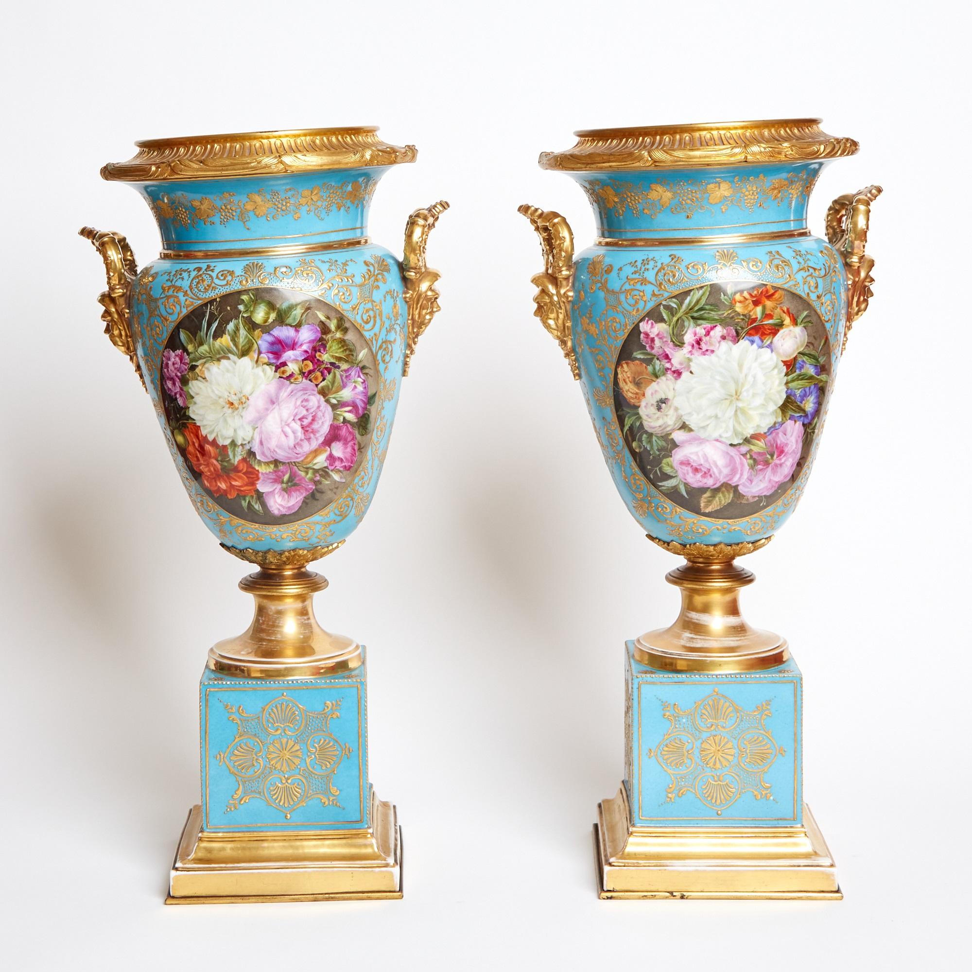Louis XVI Ancienne urne à poignée Jacob Petit en bronze doré à fond bleu, vers 1834 en vente