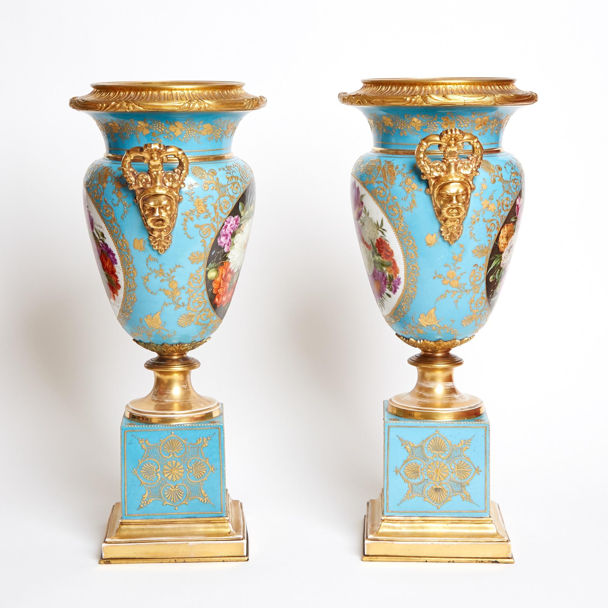 Français Ancienne urne à poignée Jacob Petit en bronze doré à fond bleu, vers 1834 en vente