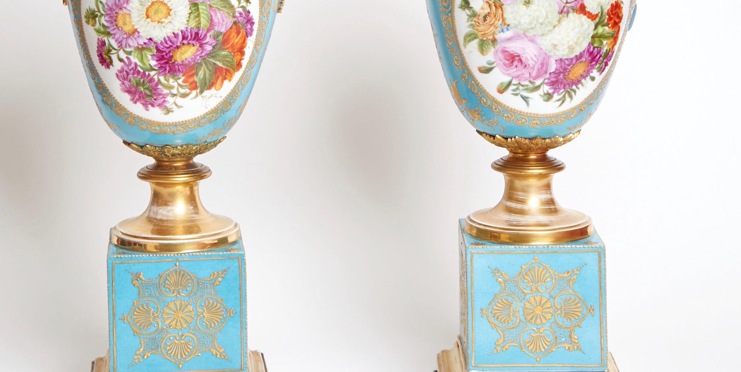 Ancienne urne à poignée Jacob Petit en bronze doré à fond bleu, vers 1834 Bon état - En vente à Tarry Town, NY