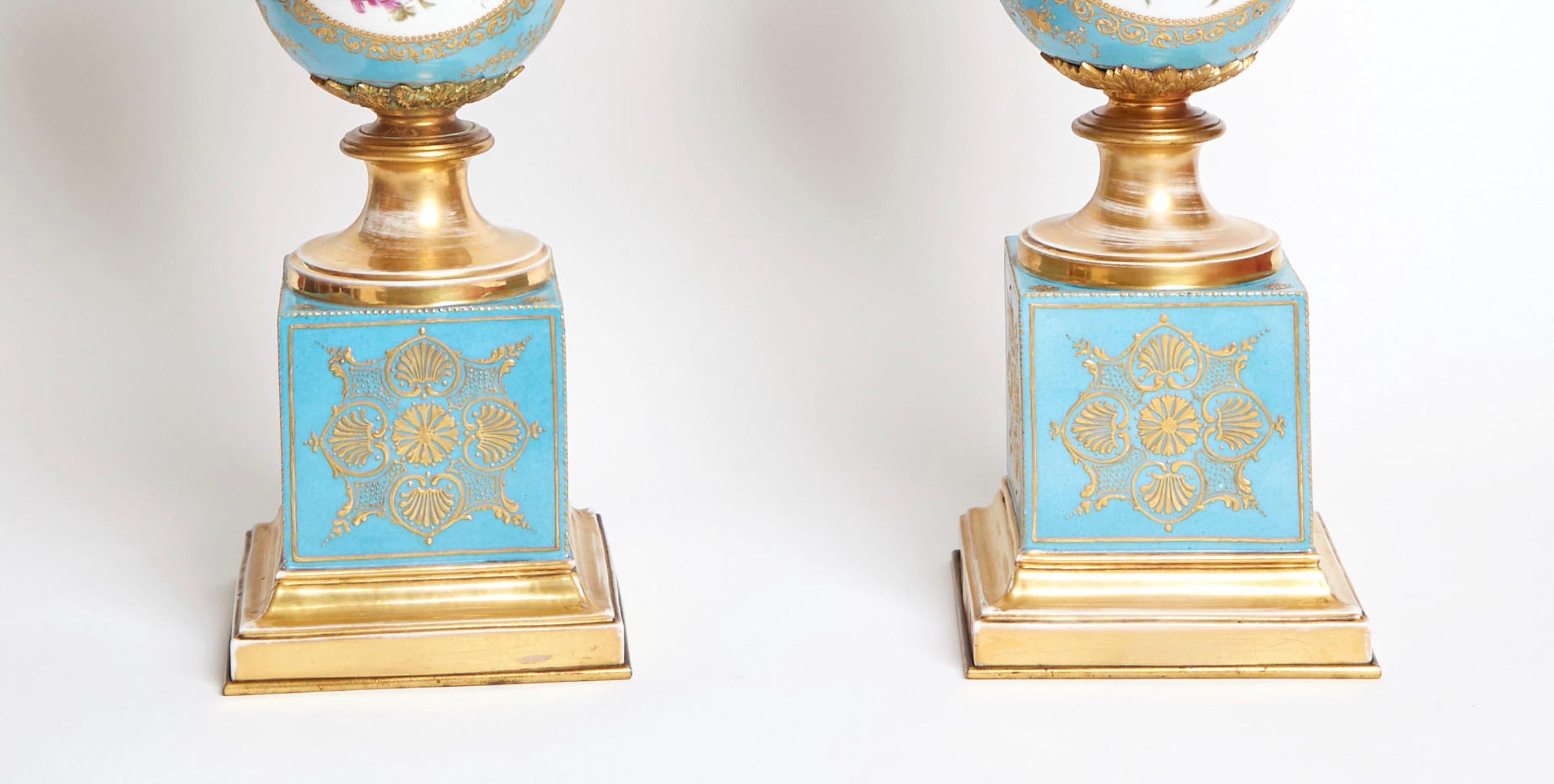 Milieu du XIXe siècle Ancienne urne à poignée Jacob Petit en bronze doré à fond bleu, vers 1834 en vente