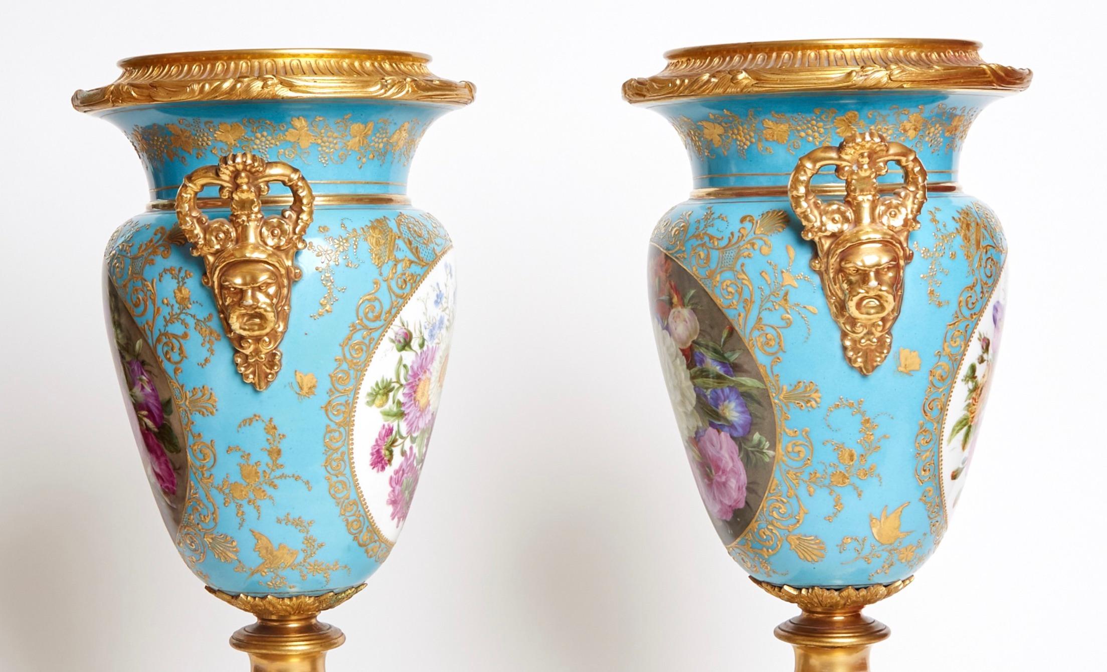 Ancienne urne à poignée Jacob Petit en bronze doré à fond bleu, vers 1834 en vente 1