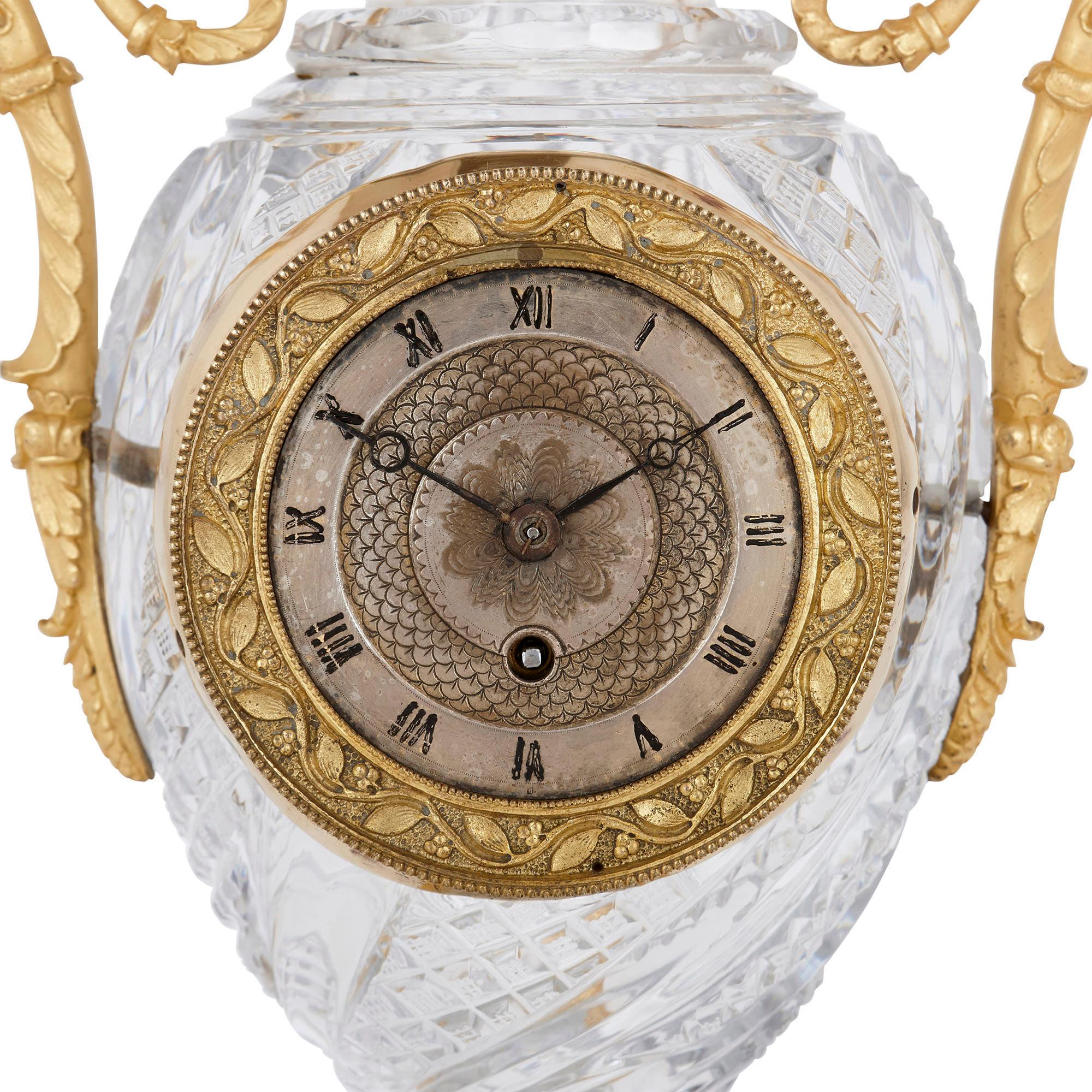 Néoclassique Horloge ancienne en verre taillé montée sur bronze doré en vente