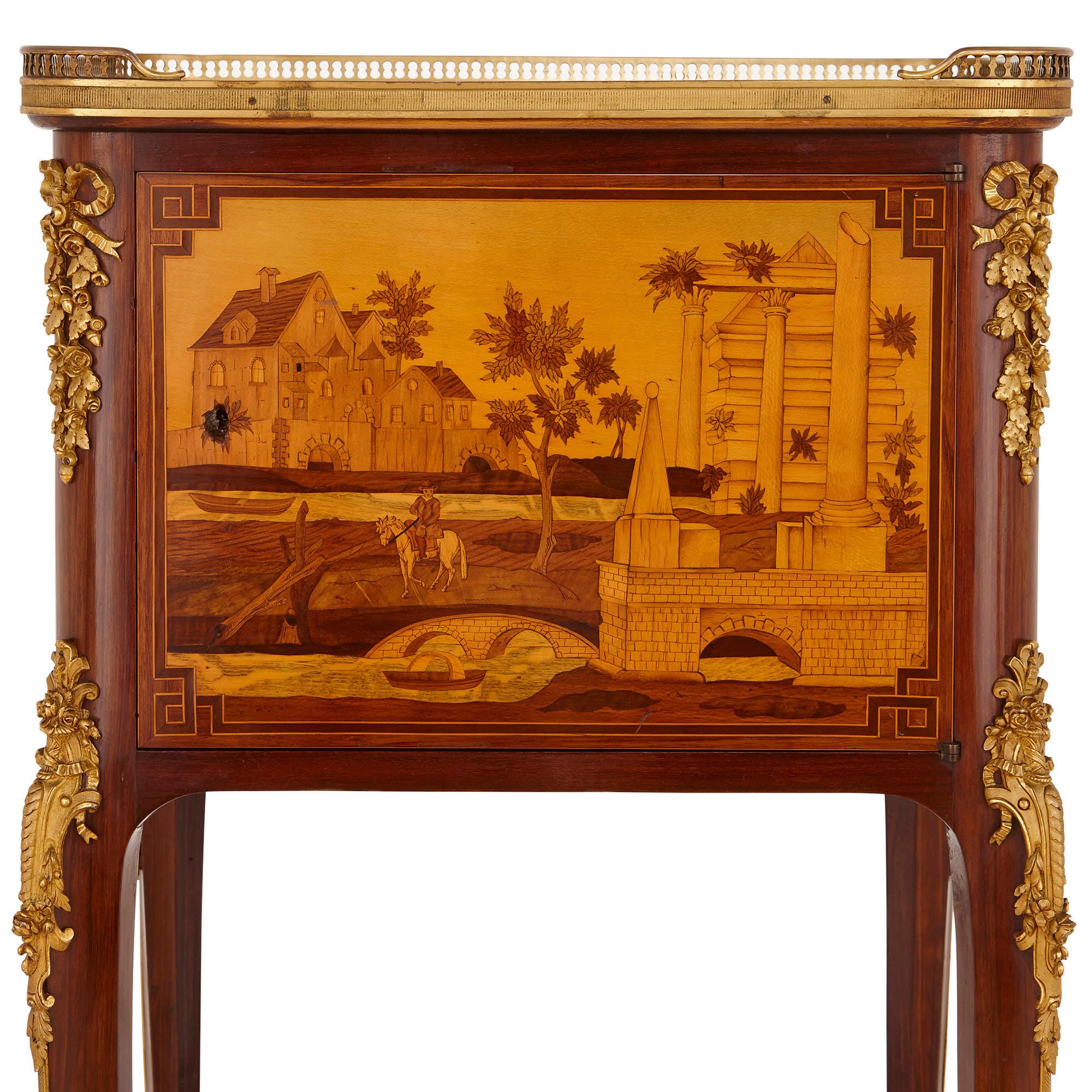 Doré Table d'appoint ancienne montée en bronze doré avec panneaux de marqueterie en vente