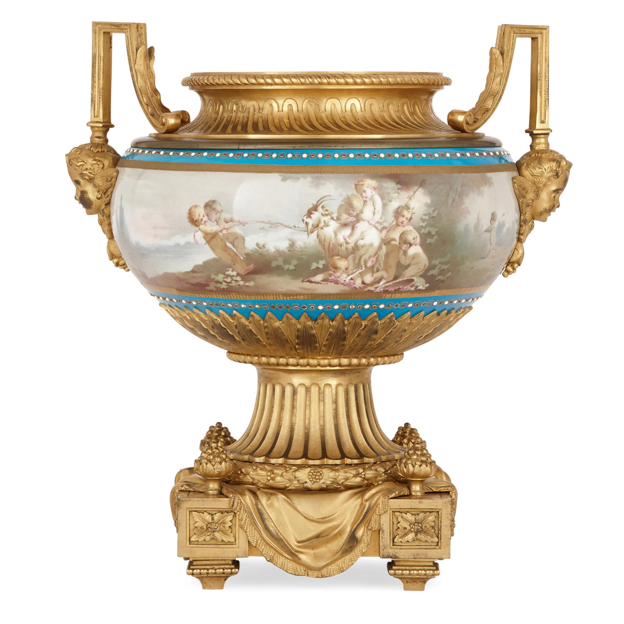 Antike vergoldete Bronze montierte Sèvres-Porzellangarnitur (Rokoko) im Angebot