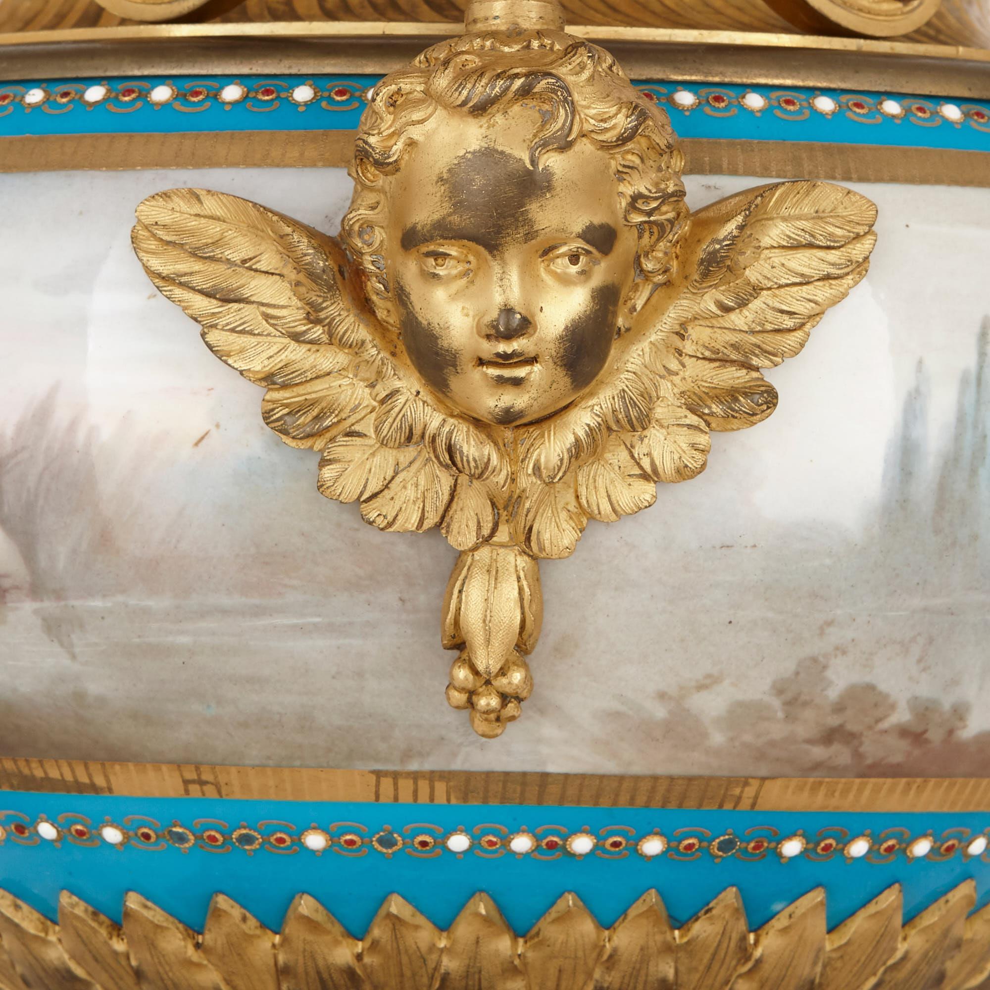 Antike vergoldete Bronze montierte Sèvres-Porzellangarnitur (Französisch) im Angebot