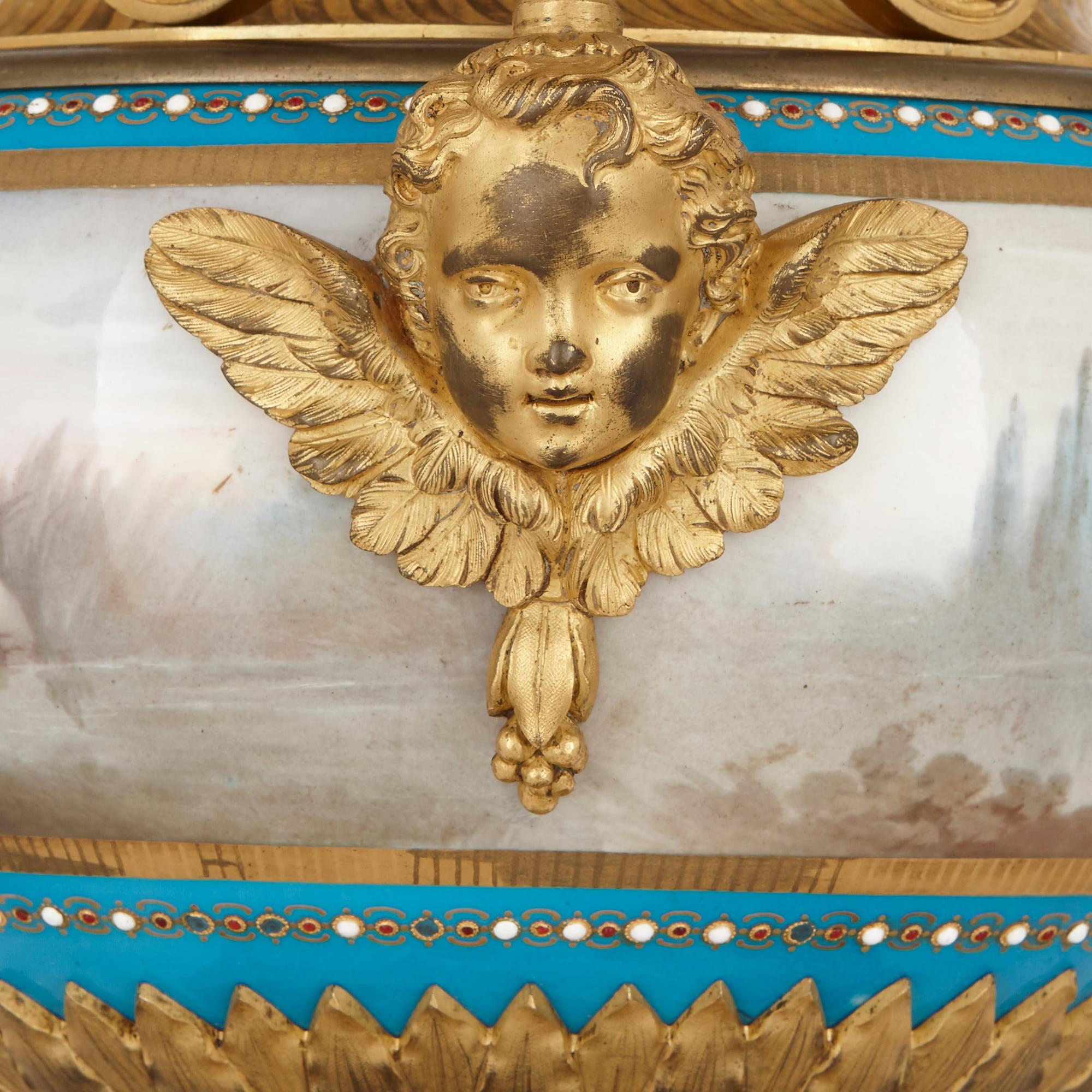 Francese Antiquariato di porcellana di Sèvres con montatura in bronzo dorato in vendita