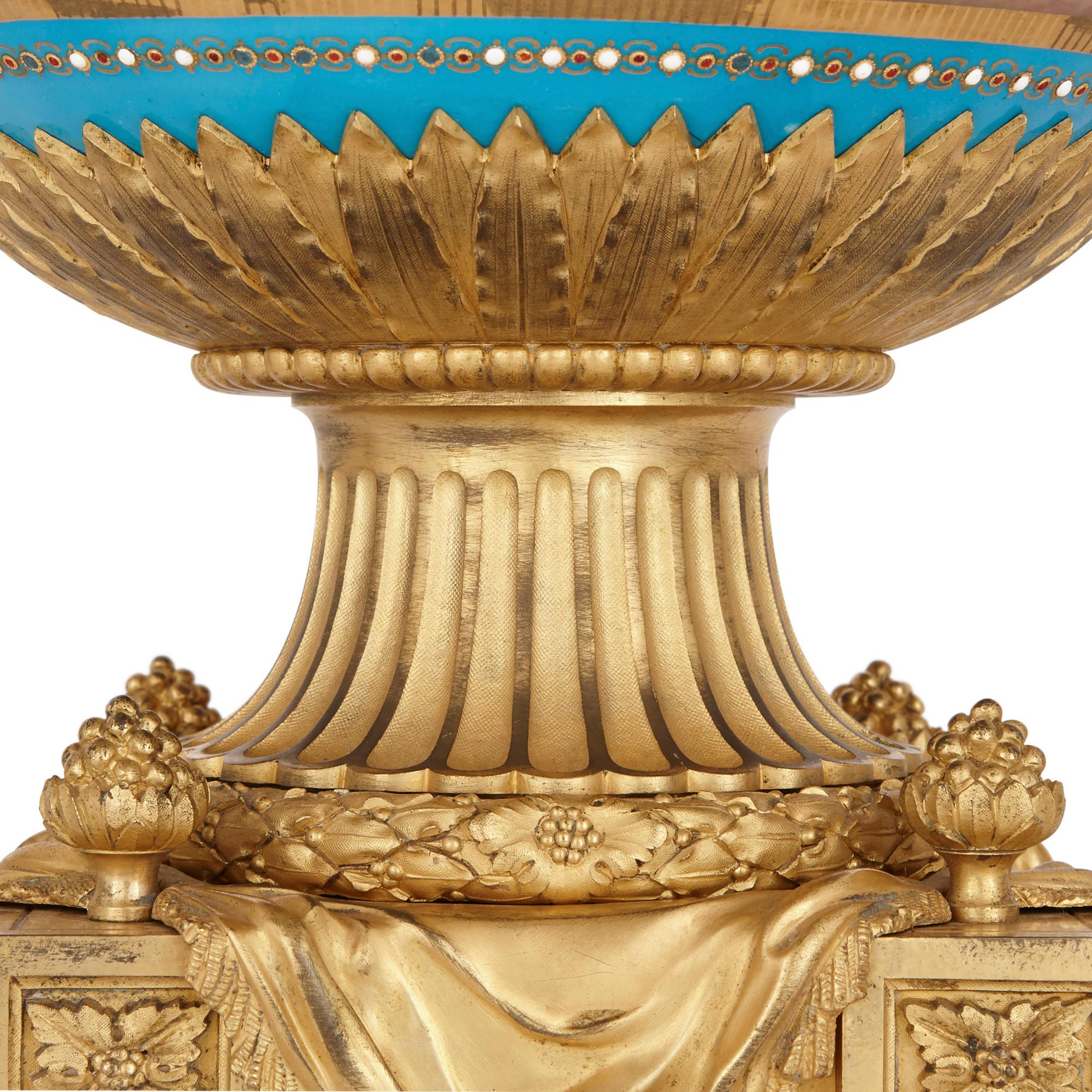 Antike vergoldete Bronze montierte Sèvres-Porzellangarnitur (Vergoldet) im Angebot