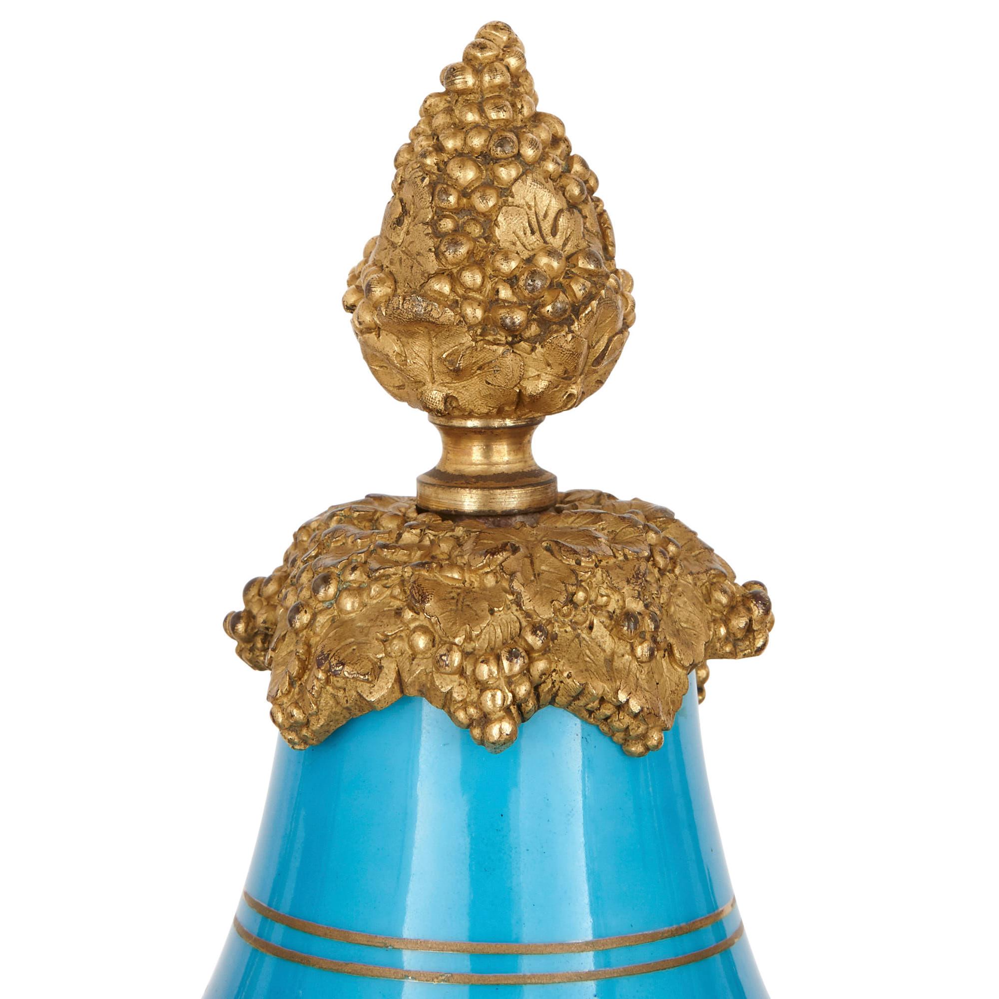 Antiquariato di porcellana di Sèvres con montatura in bronzo dorato In condizioni buone in vendita a London, GB