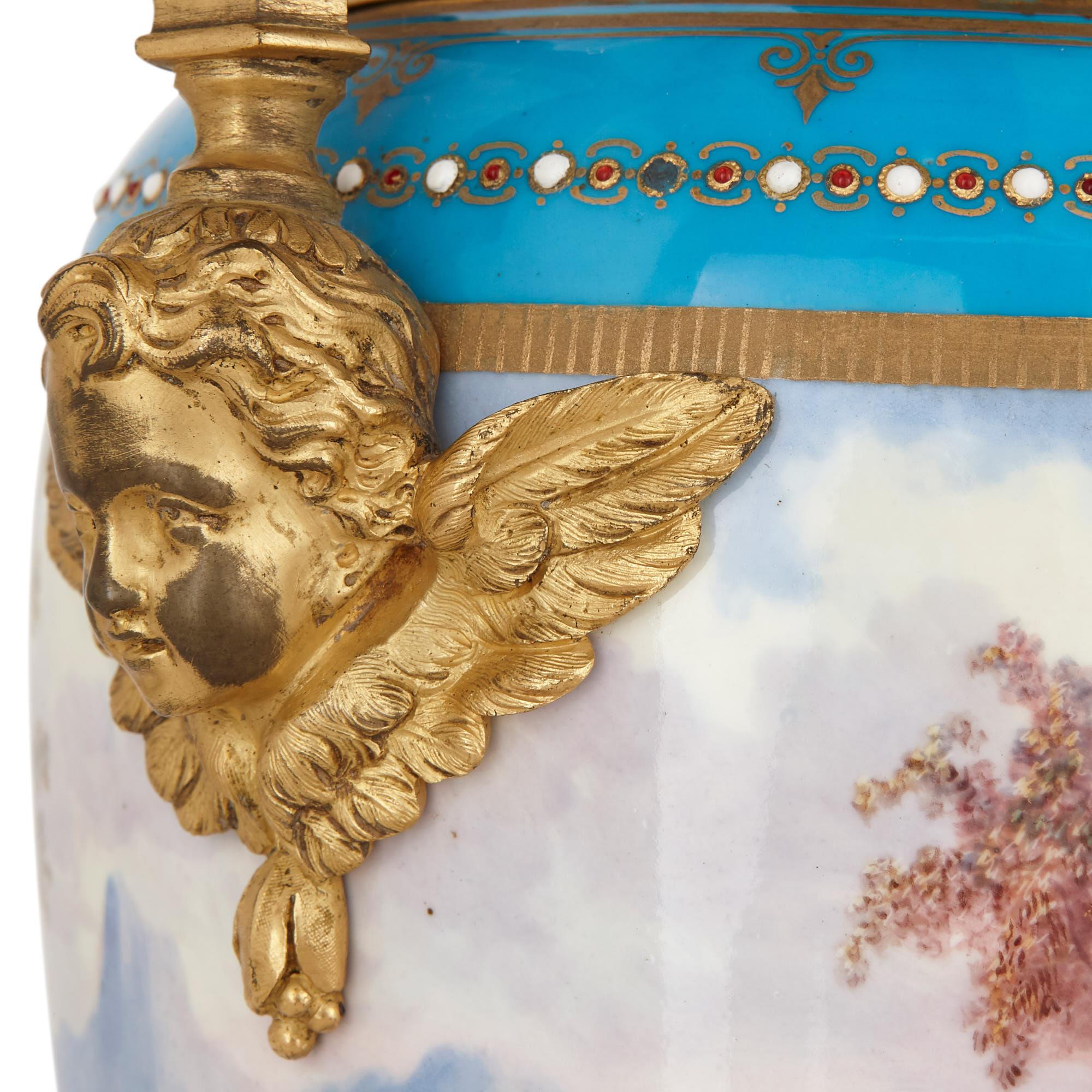 XIX secolo Antiquariato di porcellana di Sèvres con montatura in bronzo dorato in vendita