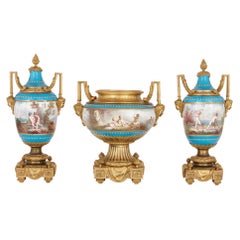 Garniture d'antiquités en porcelaine de Sèvres montée sur bronze doré