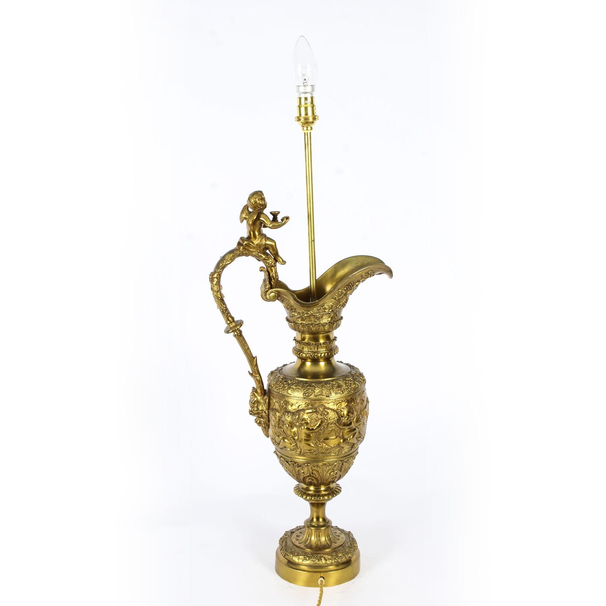 Il s'agit d'une superbe grande lampe de table en bronze doré de style néo-Renaissance, datant d'environ 1870.

Elle est moulée en relief avec des vignes, des chérubins et des feuilles d'acanthe, l'anse serpentine s'élevant vers un amorini ailé