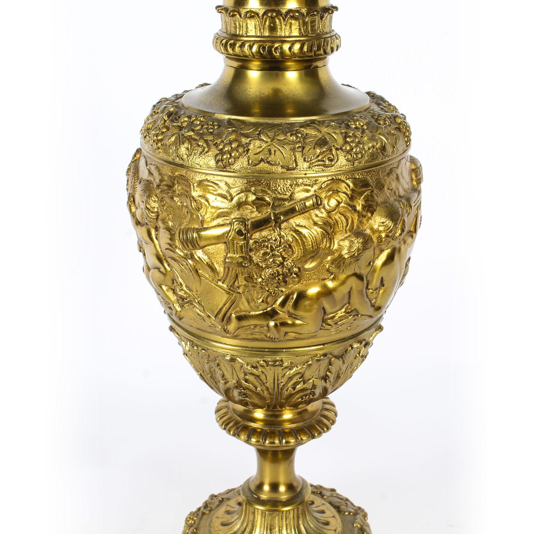Bronze doré Lampe de table ancienne en bronze doré de style néo-Renaissance, XIXe siècle en vente