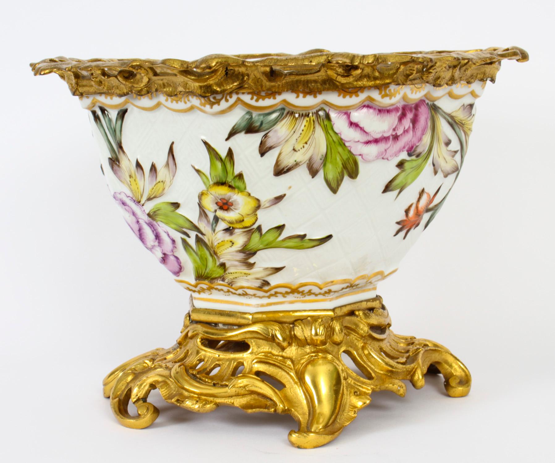 Français Centre de table ancien en bronze doré et porcelaine de Samson, 19ème siècle en vente