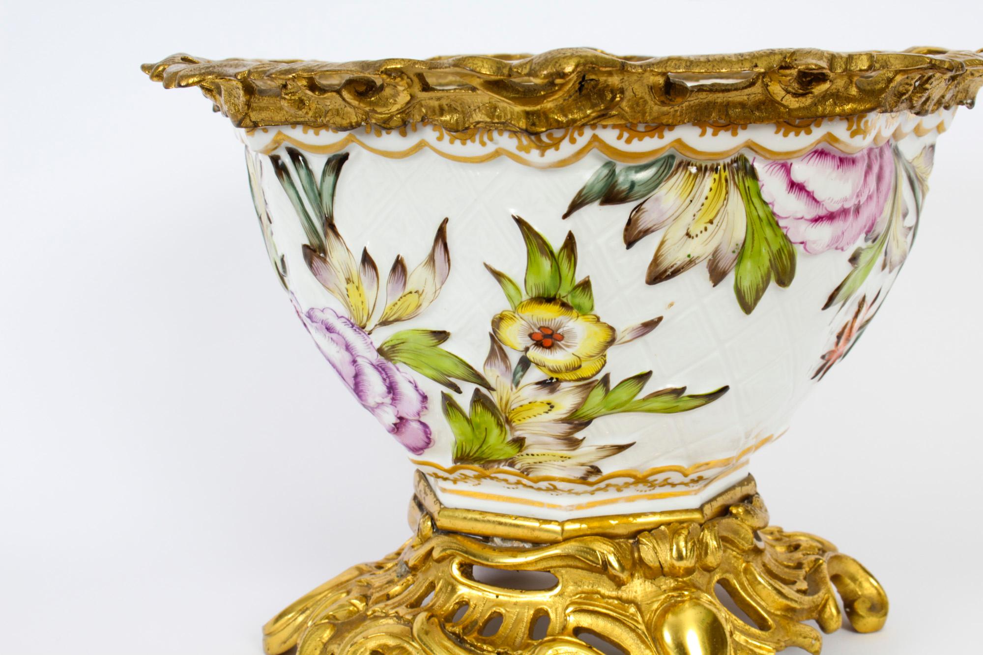 Porcelaine Centre de table ancien en bronze doré et porcelaine de Samson, 19ème siècle en vente