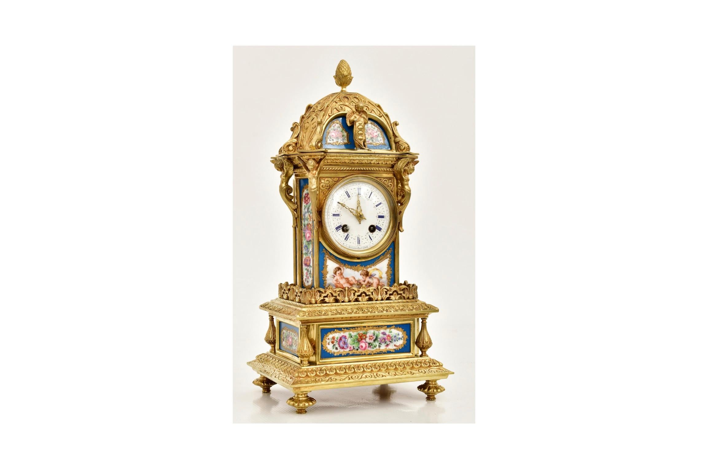Exceptionnelle pendule de cheminée française du début du XIXe siècle, réalisée par Raingo Frères, en collaboration avec Sèvres, l'une des plus célèbres manufactures de porcelaine françaises. Créée à Paris vers 1825, cette pièce d'horlogerie exquise