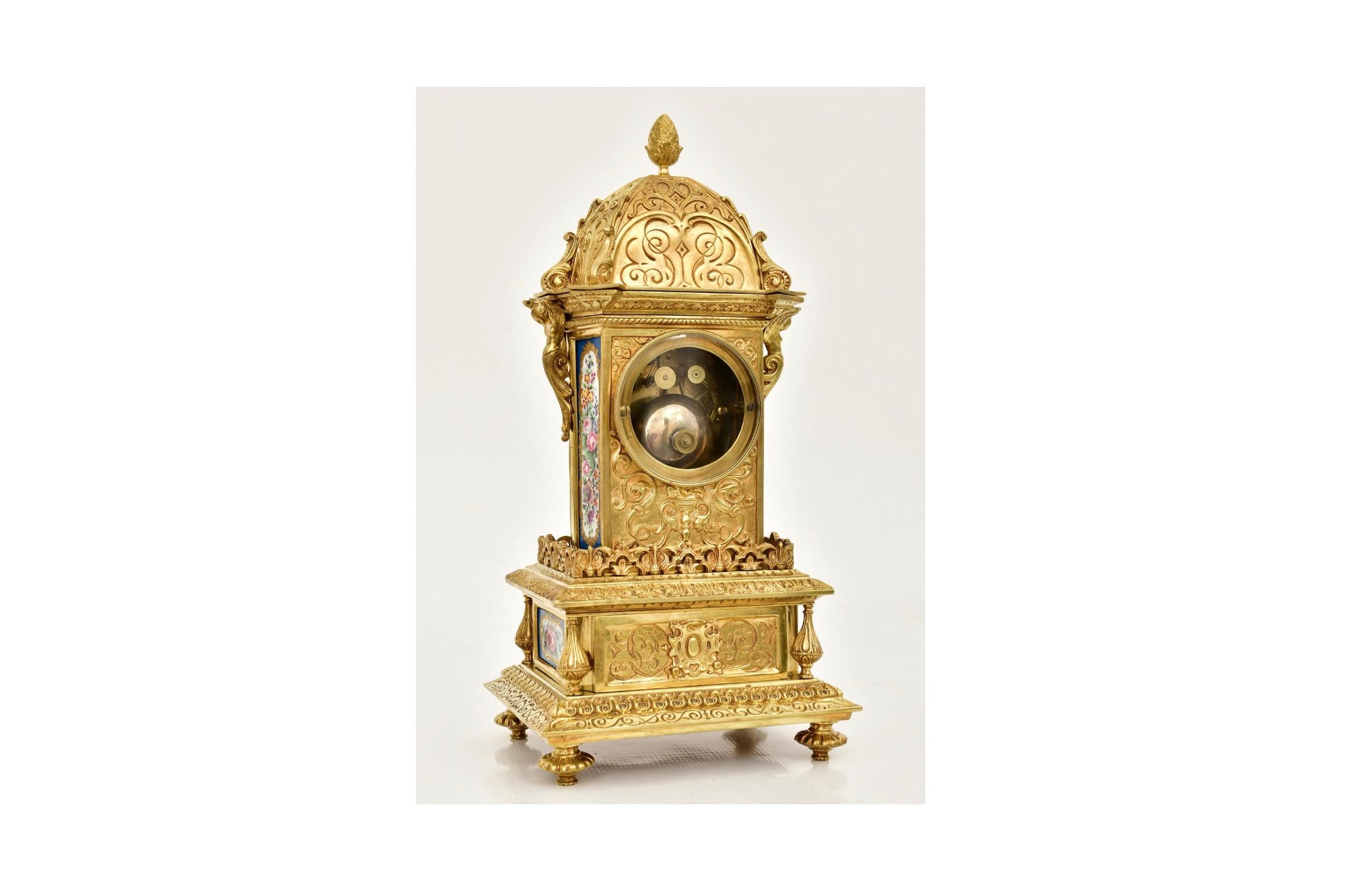 Doré Pendule de cheminée ancienne en porcelaine de Sèvres, bronze doré / Raingo Frères & Sèvres Paris en vente