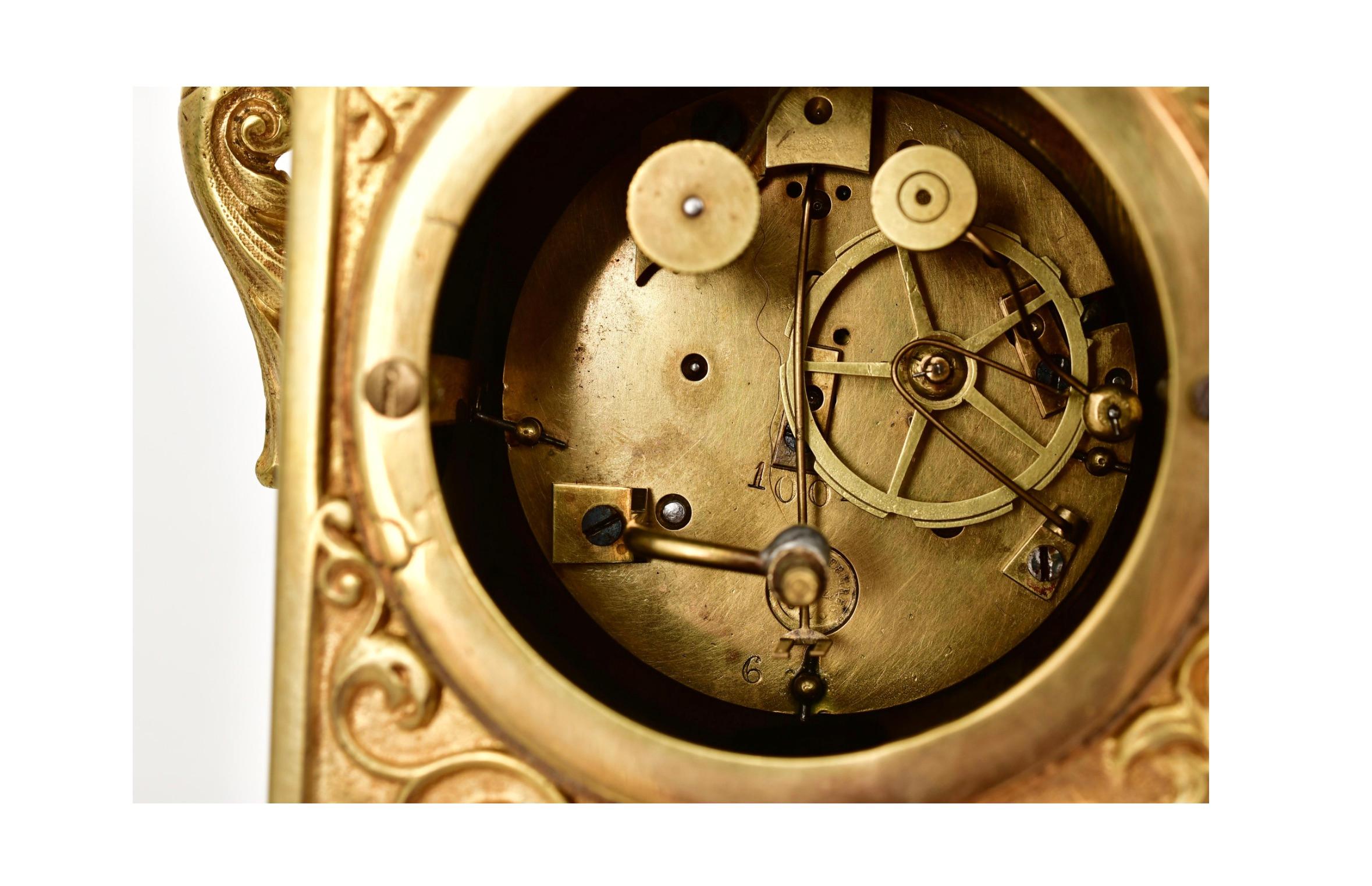 Or Pendule de cheminée ancienne en porcelaine de Sèvres, bronze doré / Raingo Frères & Sèvres Paris en vente