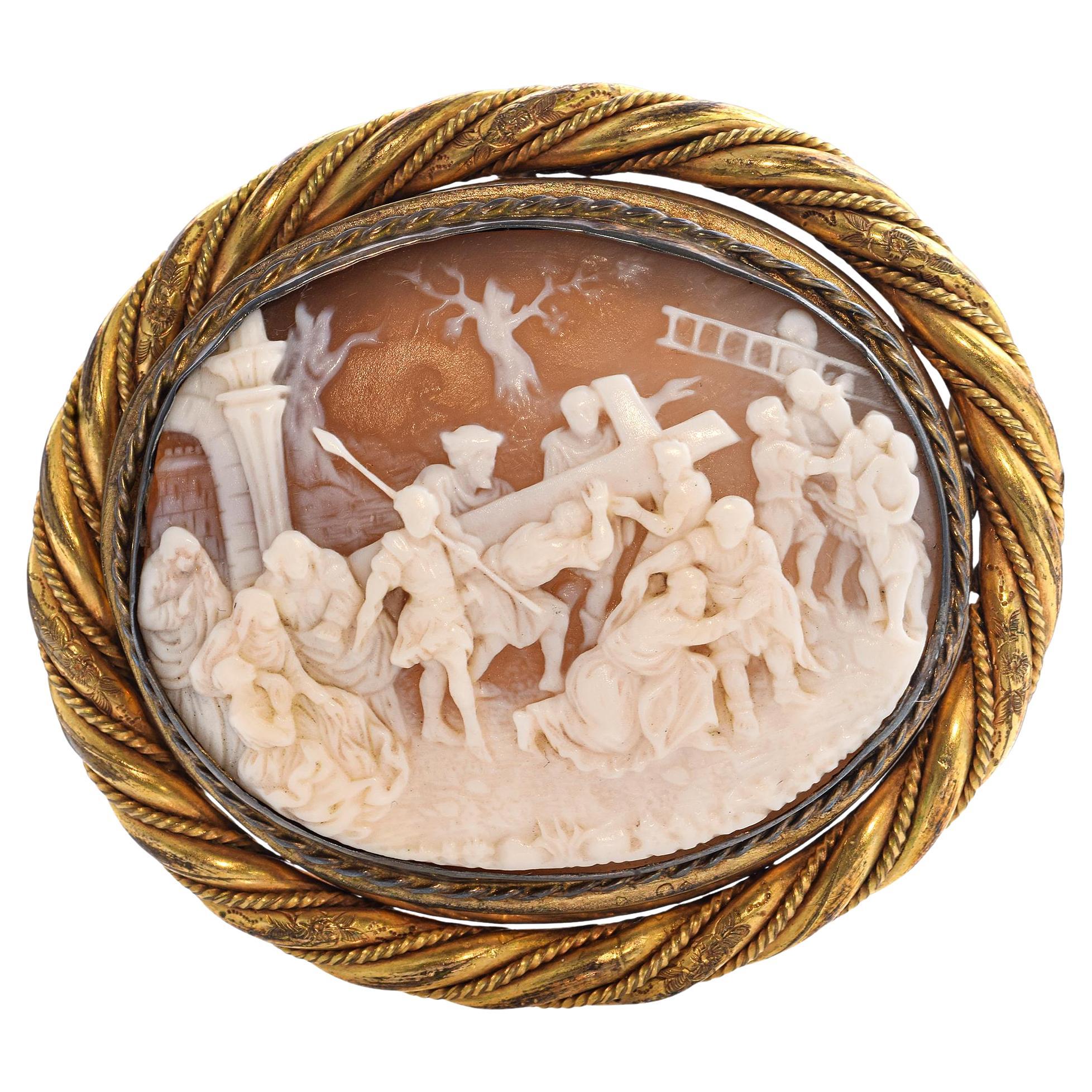 Spilla antica dorata con cammeo Calgary che issa la croce di Cristo