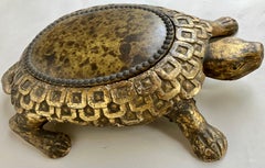 Antico poggiapiedi tartaruga intagliato e dorato