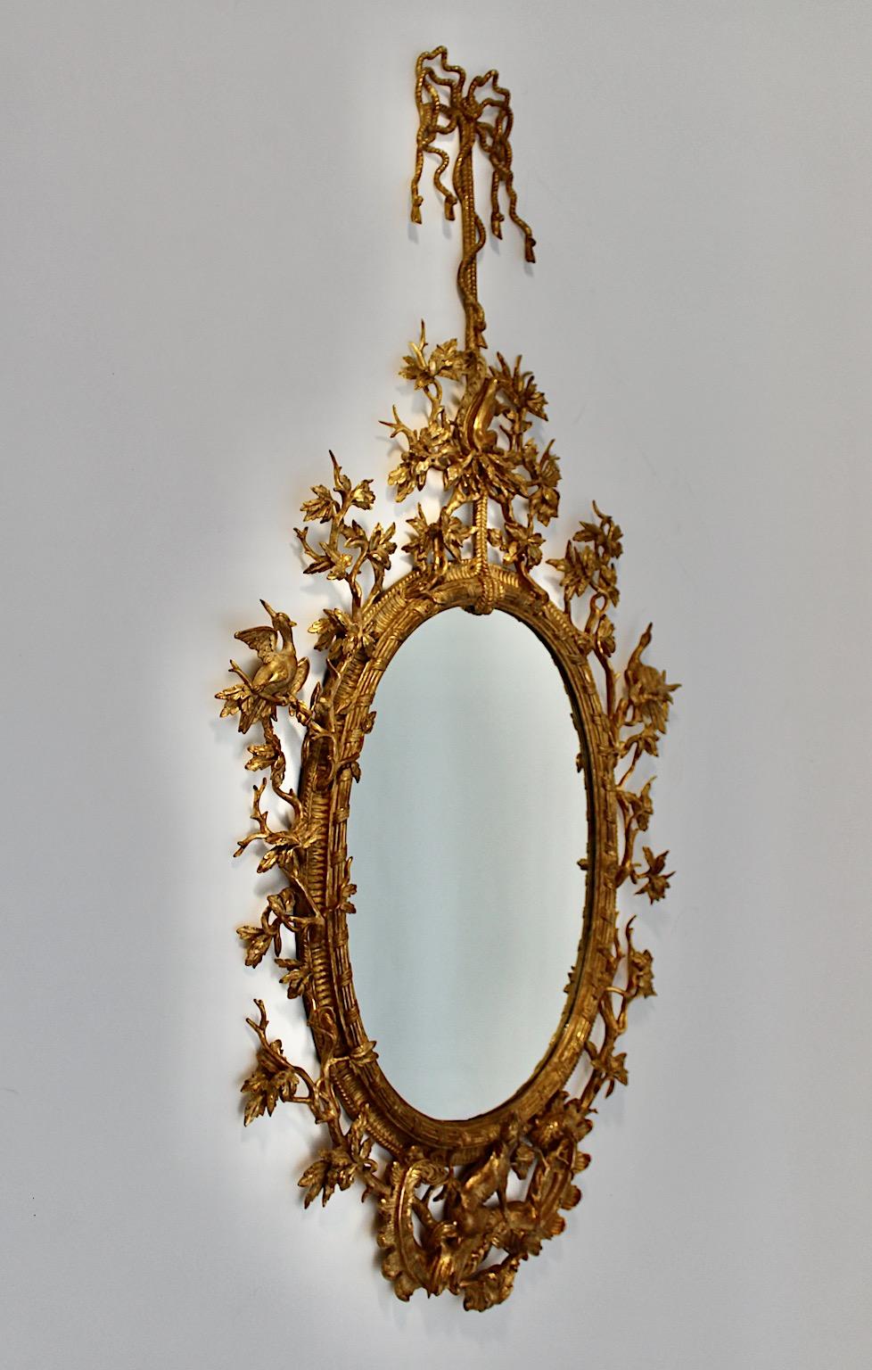 Miroir mural ou miroir de sol ancien en bois de tilleul sculpté à la main et doré, vers 1830 Autriche.
Un magnifique miroir mural, un miroir de sol ou un miroir pleine longueur de 
doré en bois de tilleul sculpté à la main vers 1830 dans le style et