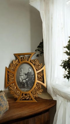 Antica cornice in ghisa dorata "Croce di ferro", Germania, 1900