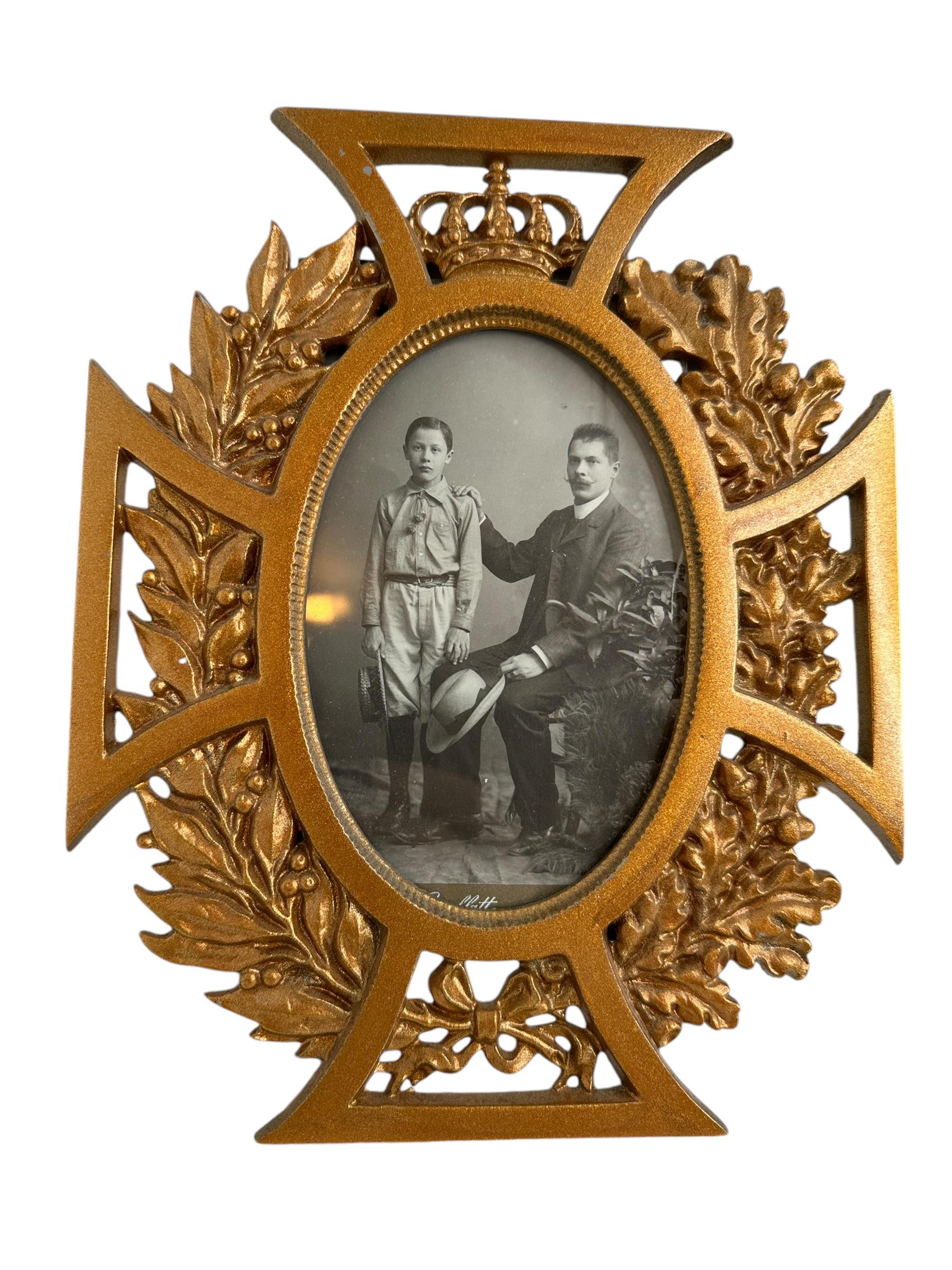 Antiker vergoldeter Bilderrahmen aus Gusseisen „Eisernem Kreuz“, Deutschland 1900er Jahre (Eisen) im Angebot