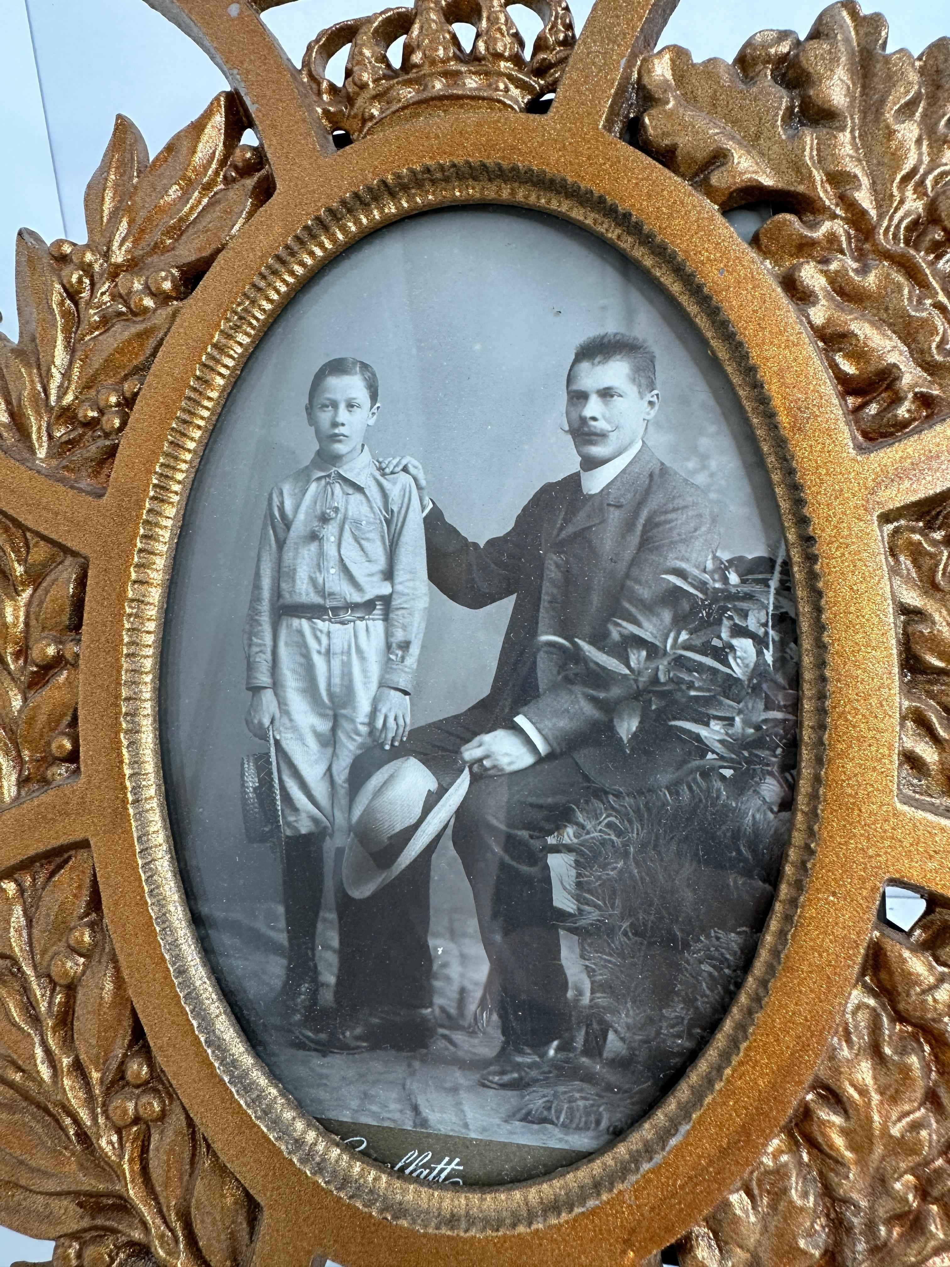 Antiker vergoldeter Bilderrahmen aus Gusseisen „Eisernem Kreuz“, Deutschland 1900er Jahre im Angebot 1