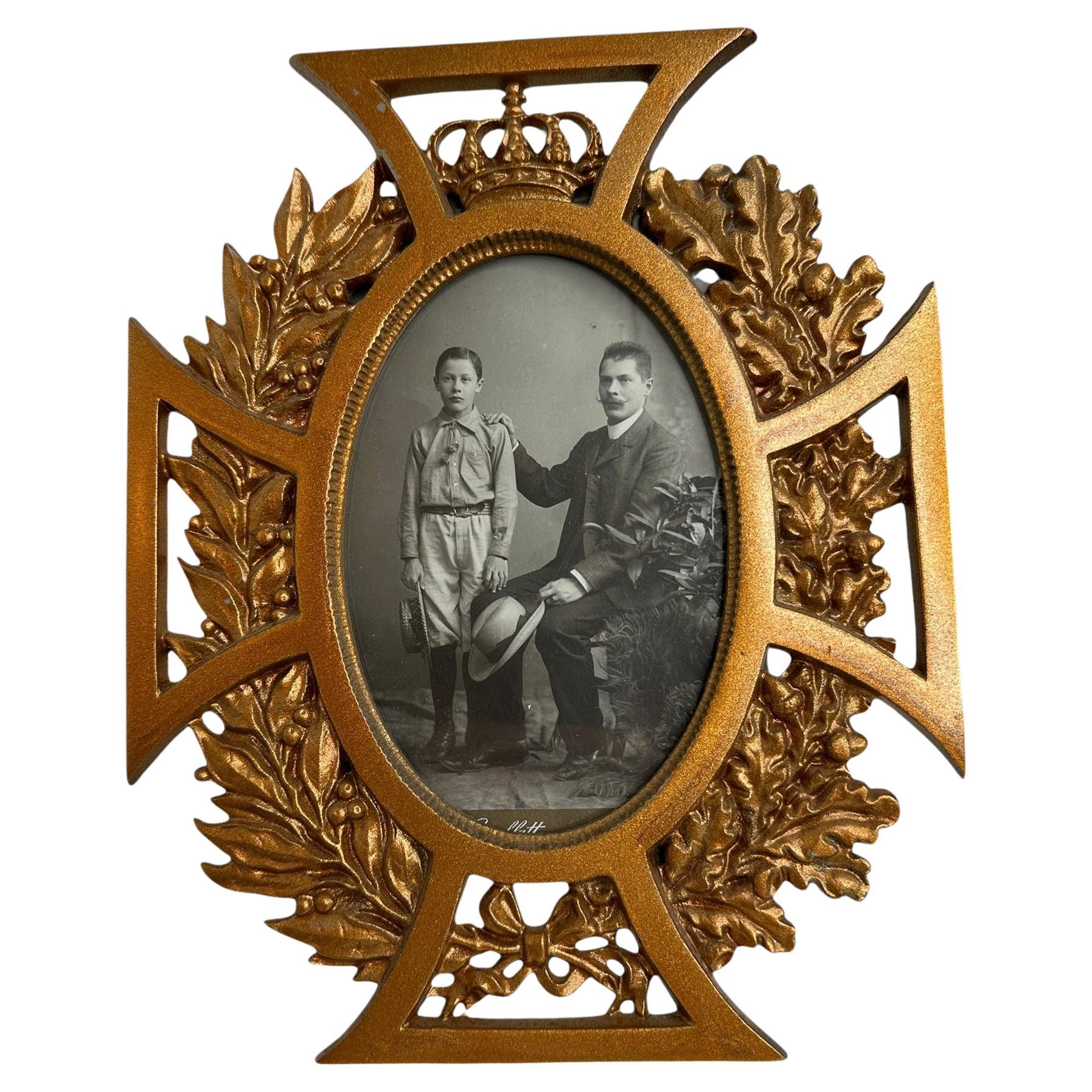Antiker vergoldeter Bilderrahmen aus Gusseisen „Eisernem Kreuz“, Deutschland 1900er Jahre im Angebot