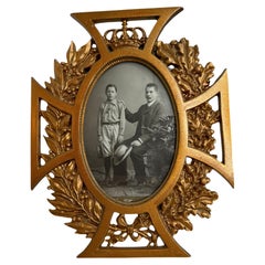 Marco antiguo de hierro fundido dorado "Cruz de hierro", Alemania años 1900