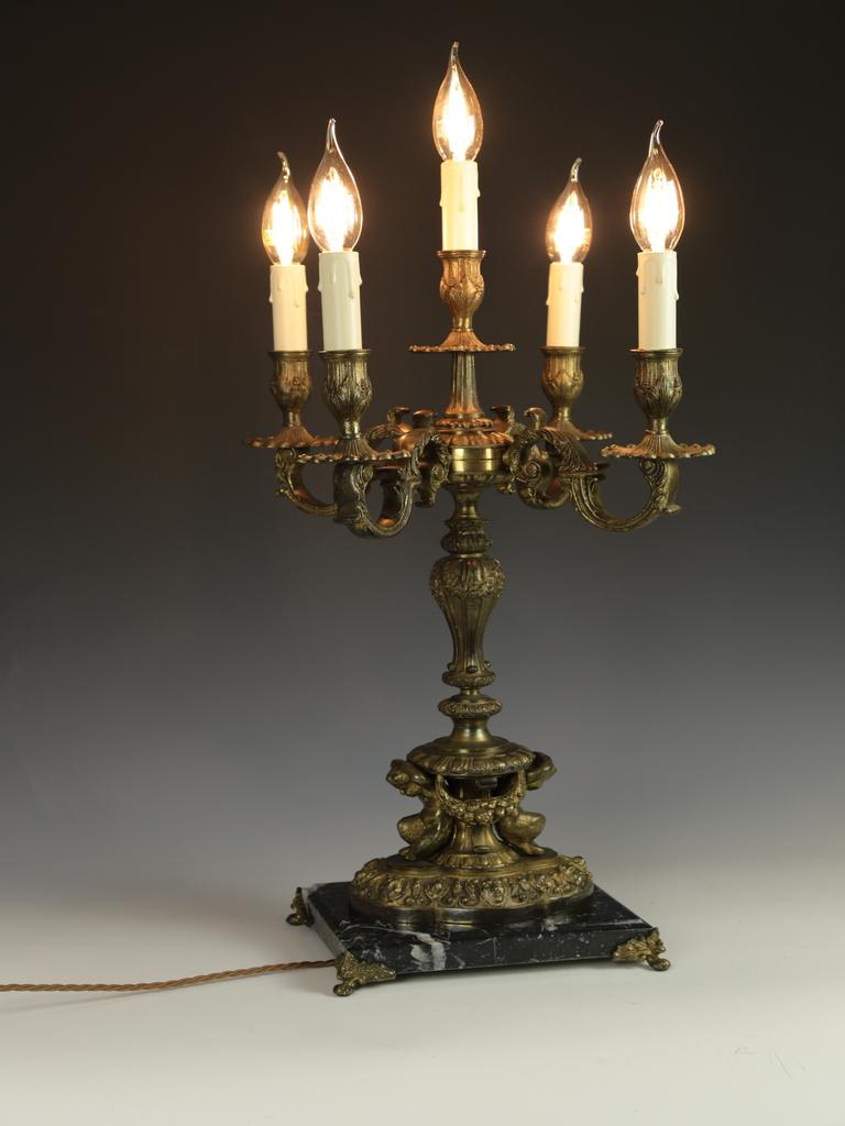 Antique Gilt Cherub 5 Light Candelabra Table Lamp In Good Condition For Sale In Lincoln, GB