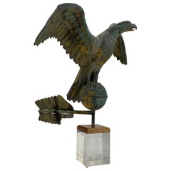 Antique girouette aigle en cuivre doré sur support en lucite:: américaine:: vers 1850