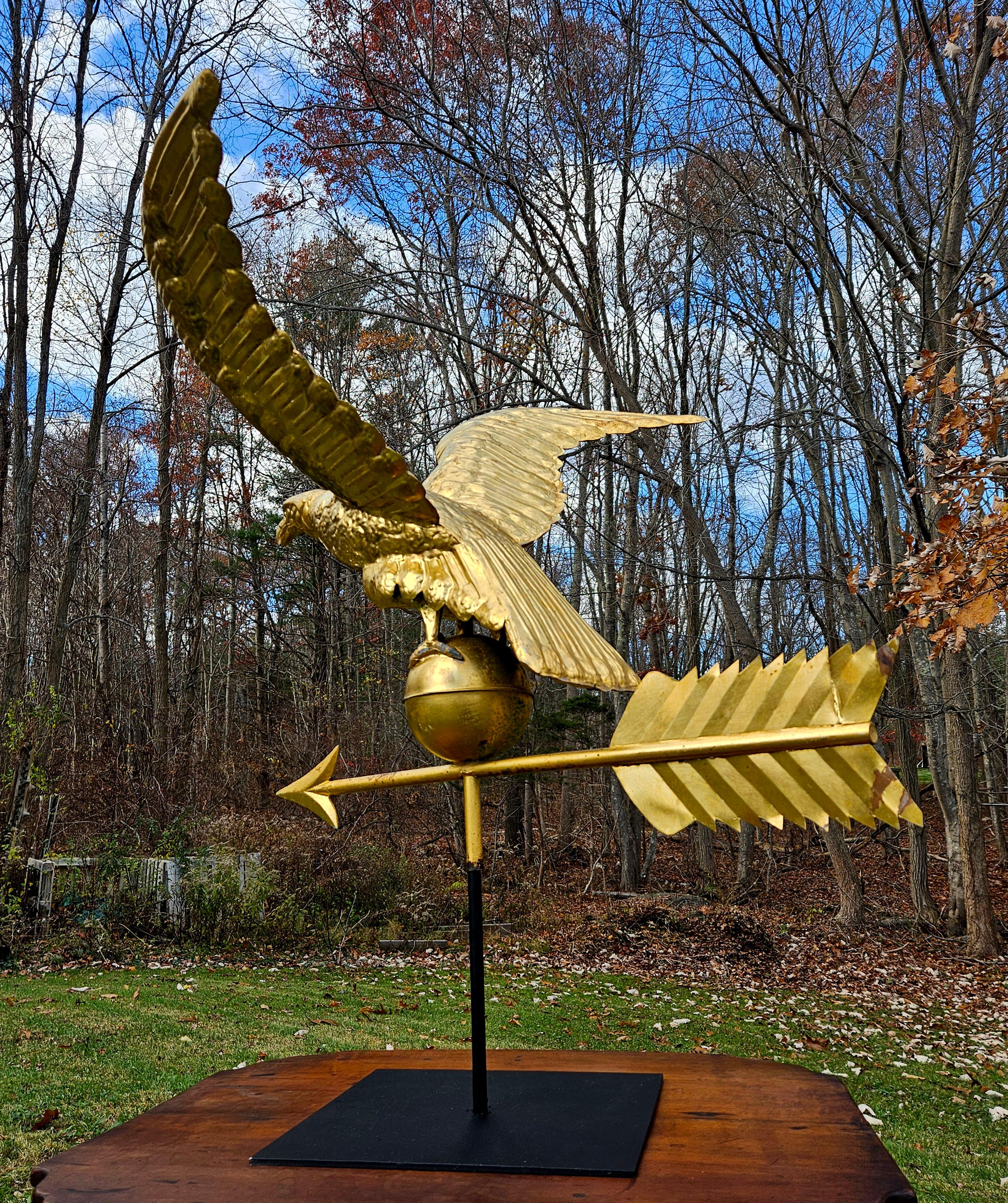 Veleta antigua de águila volante de cobre dorado, Siglo XIX en venta 3